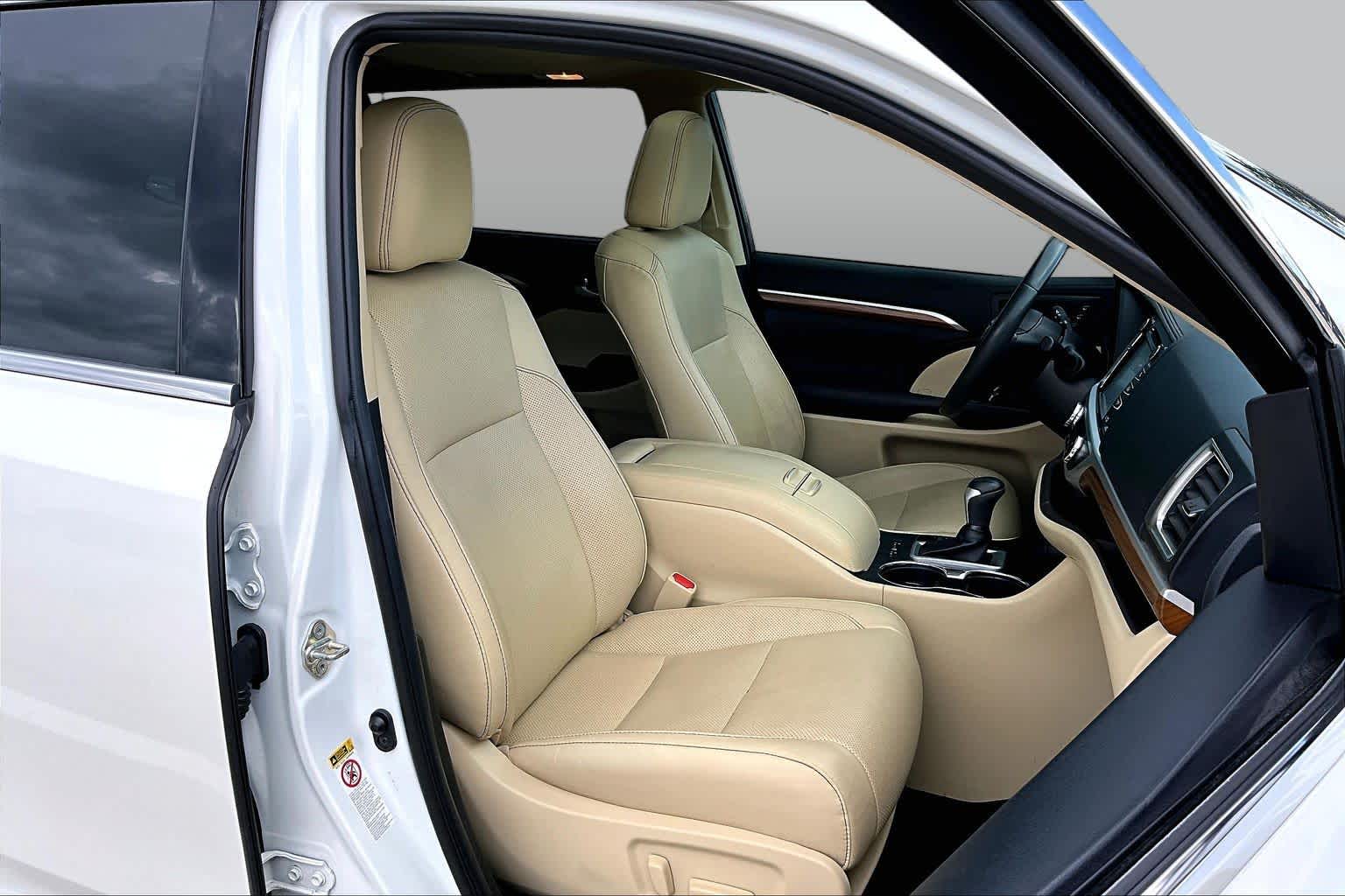 2019 Toyota Highlander Limited Blizzard Pearl at Beck & Masten Kia