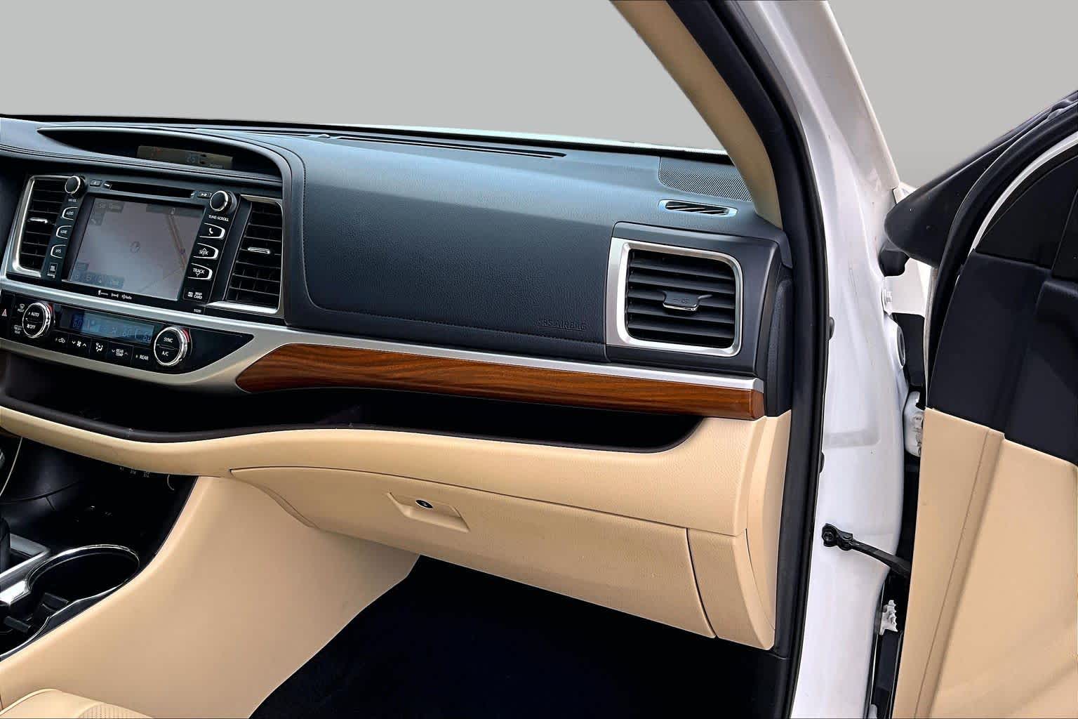 2019 Toyota Highlander Limited Blizzard Pearl at Beck & Masten Kia