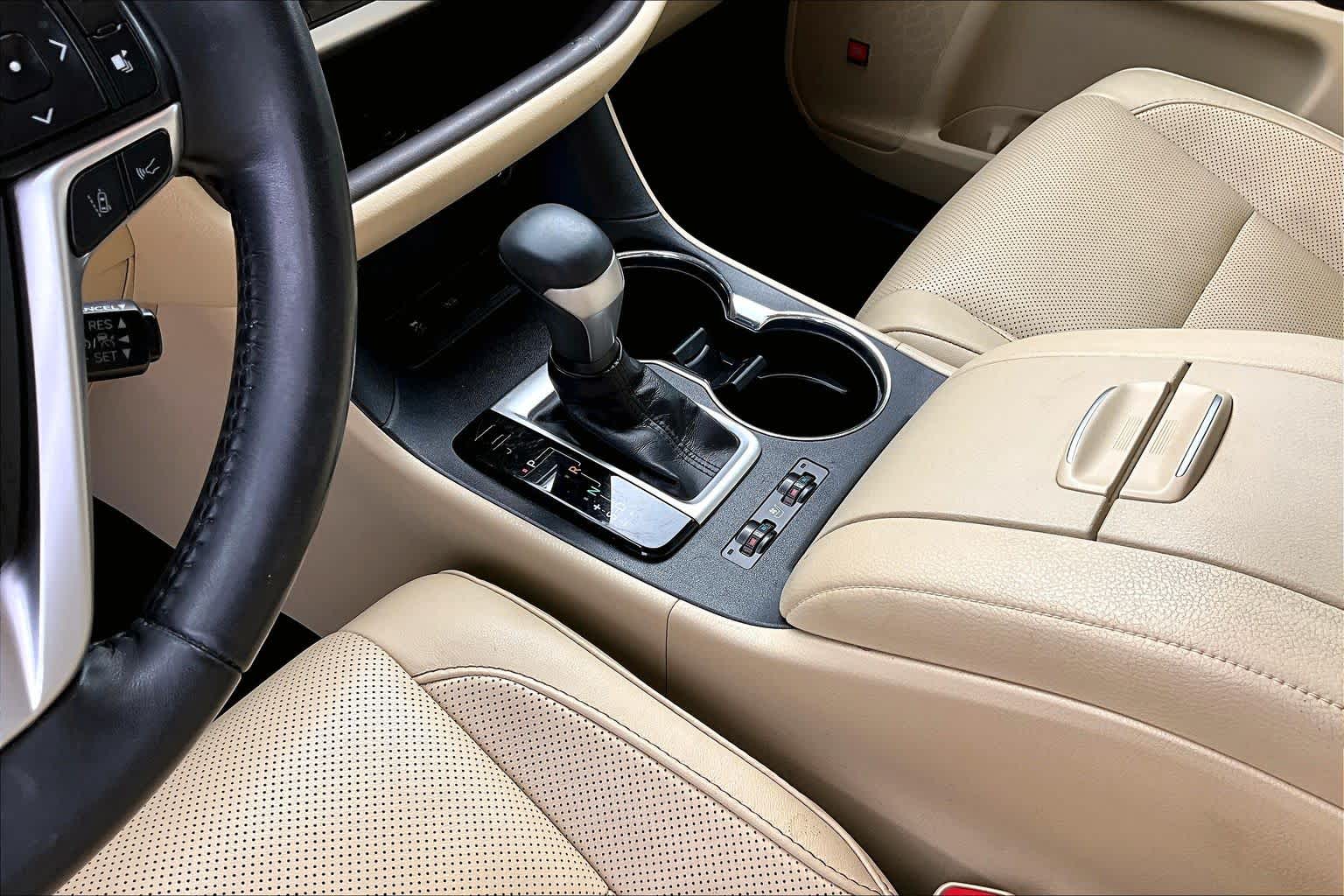 2019 Toyota Highlander Limited Blizzard Pearl at Beck & Masten Kia