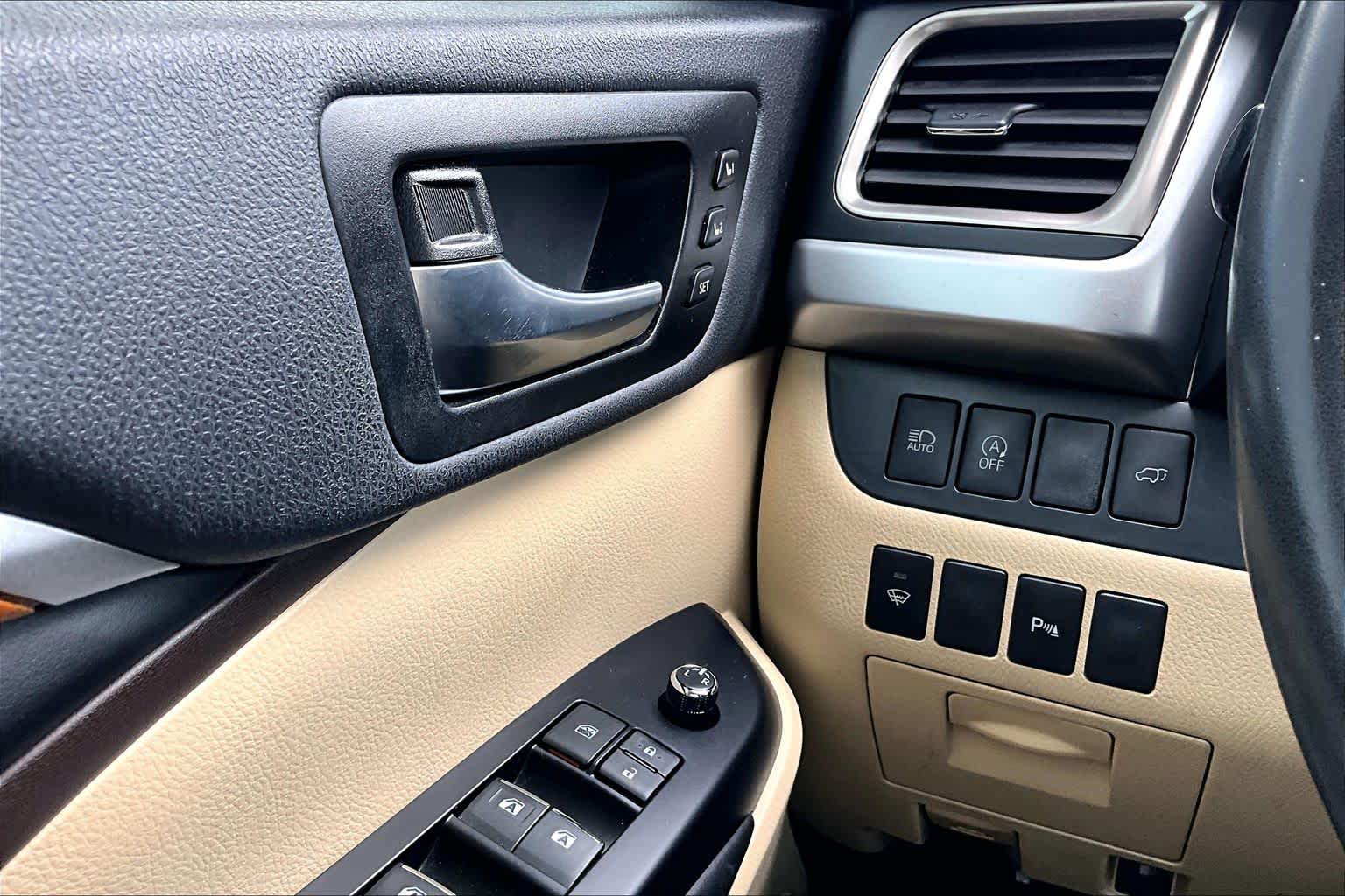 2019 Toyota Highlander Limited Blizzard Pearl at Beck & Masten Kia