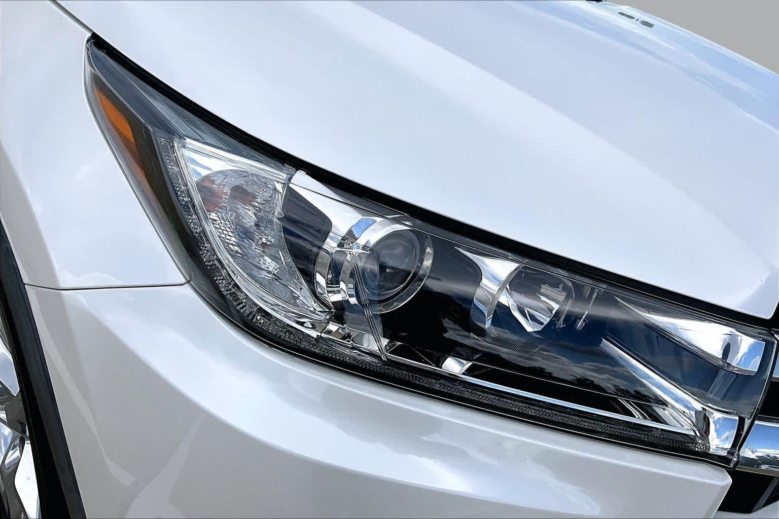 2019 Toyota Highlander Limited Blizzard Pearl at Beck & Masten Kia