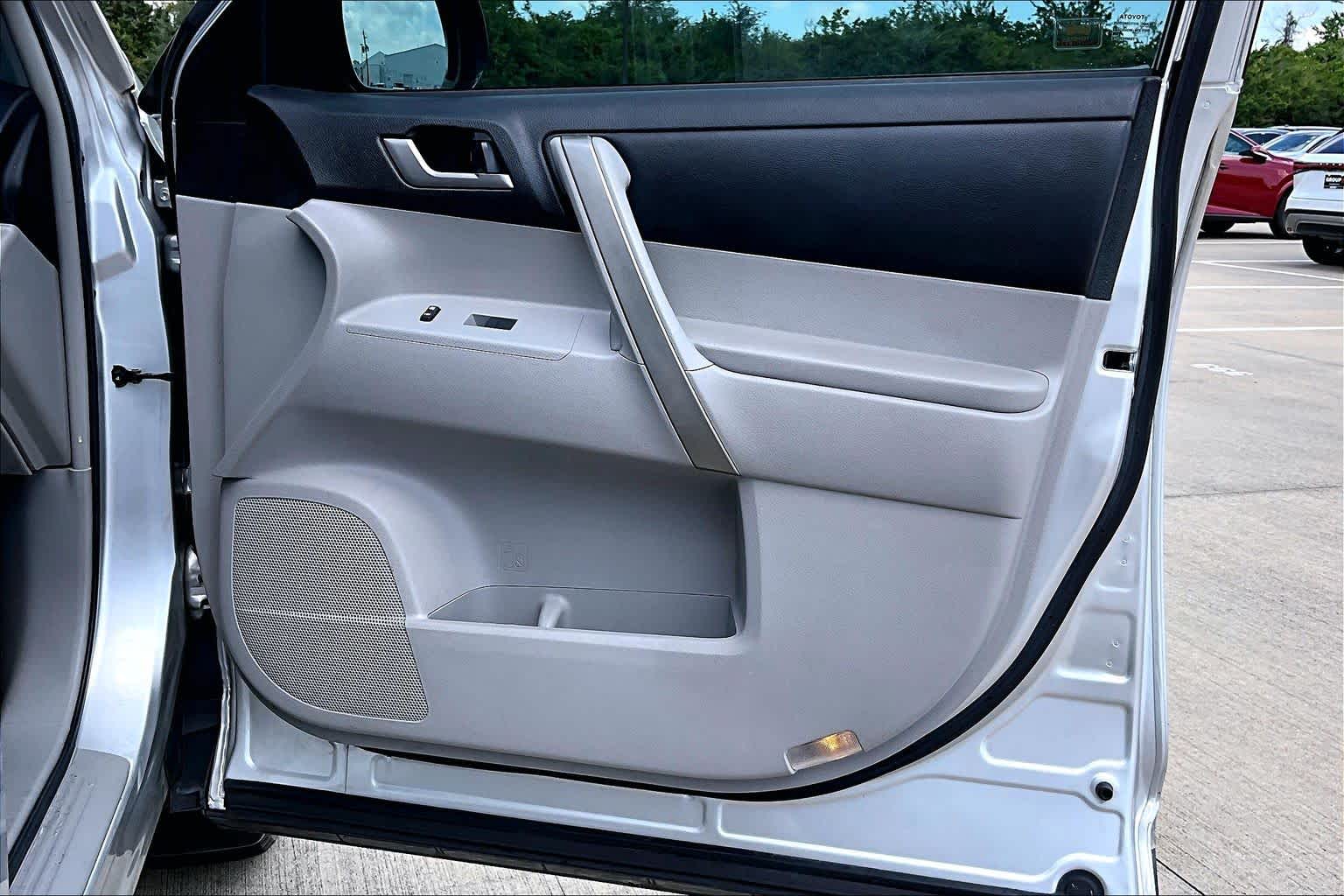 2012 Toyota Highlander SE Classic Silver Metallic at Beck & Masten Kia