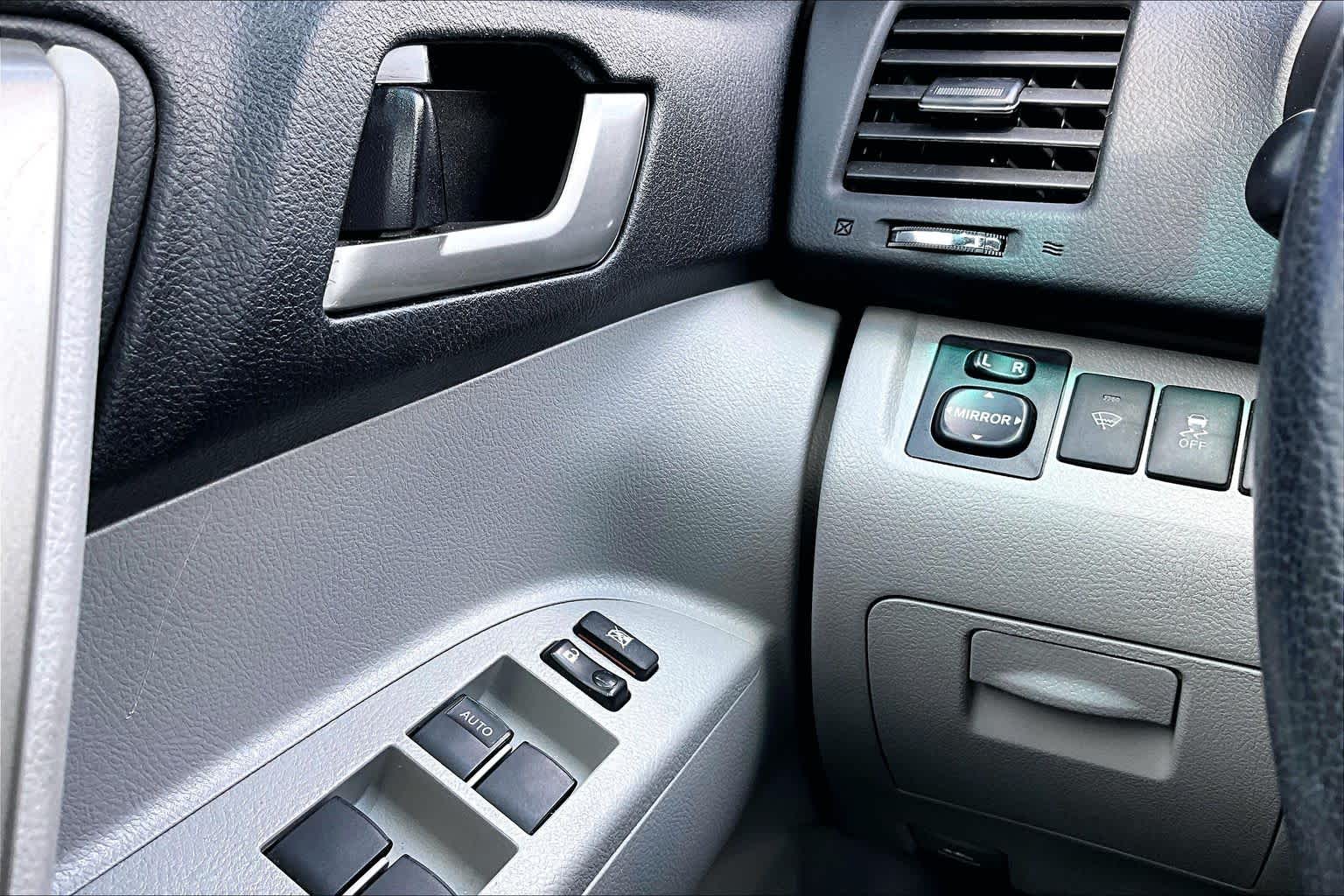 2012 Toyota Highlander SE Classic Silver Metallic at Beck & Masten Kia