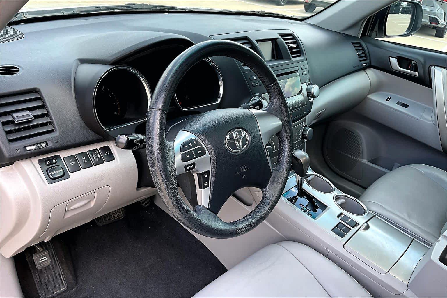 2012 Toyota Highlander SE Classic Silver Metallic at Beck & Masten Kia