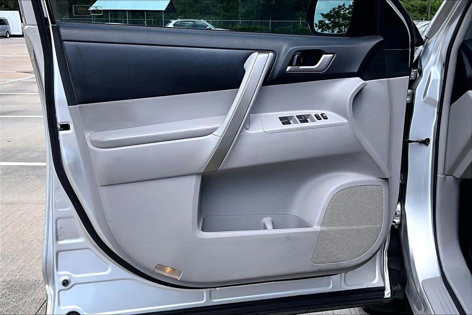 2012 Toyota Highlander SE Classic Silver Metallic at Beck & Masten Kia