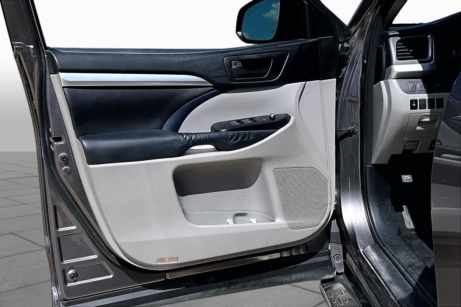 2015 Toyota Highlander LE Plus Predawn Gray Mica at Beck & Masten Kia
