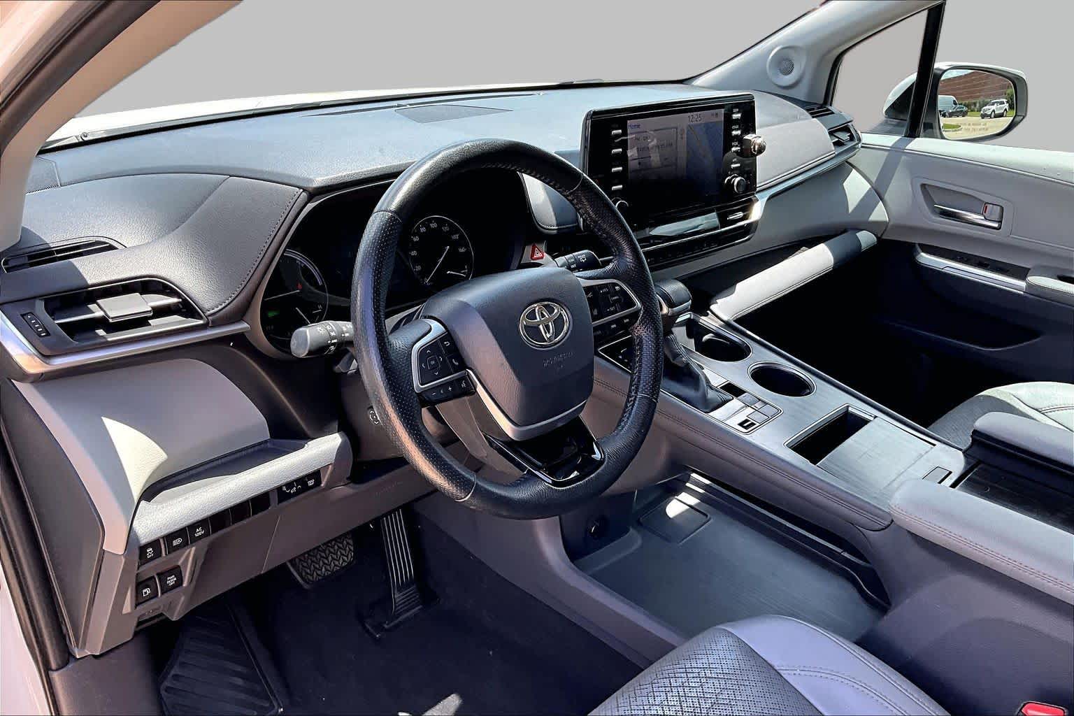 2021 Toyota Sienna Limited Blizzard Pearl at Group 1 Toyota Southwest