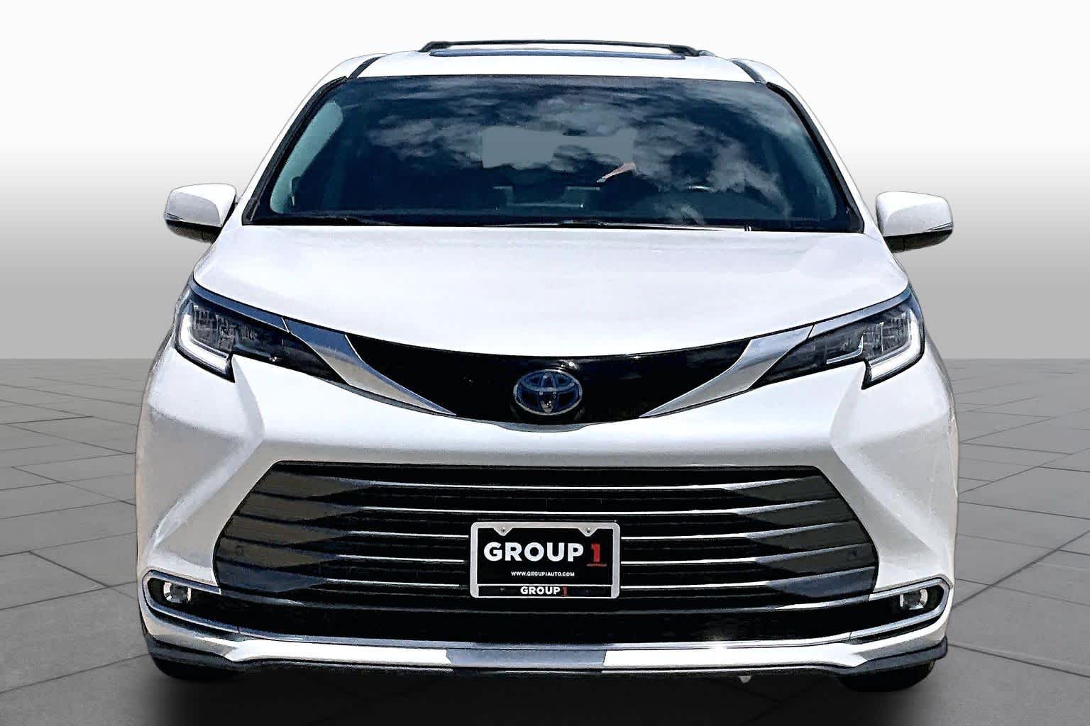 2021 Toyota Sienna Limited Blizzard Pearl at Group 1 Toyota Southwest