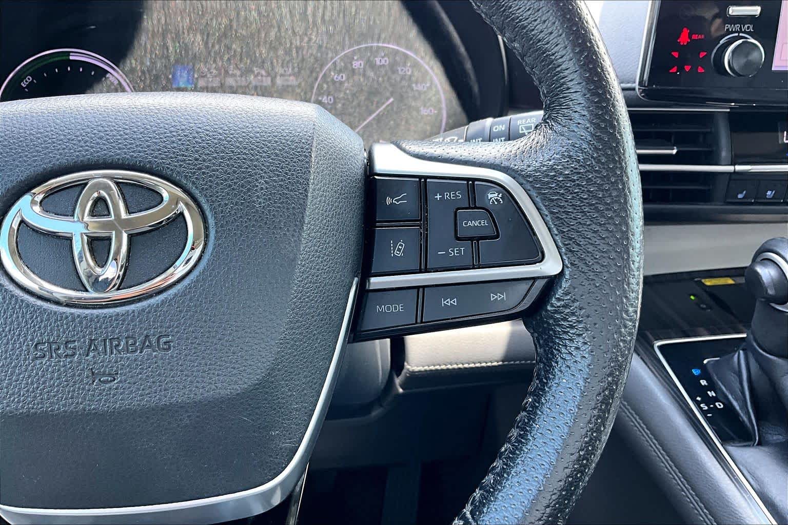 2021 Toyota Sienna Limited Blizzard Pearl at Group 1 Toyota Southwest