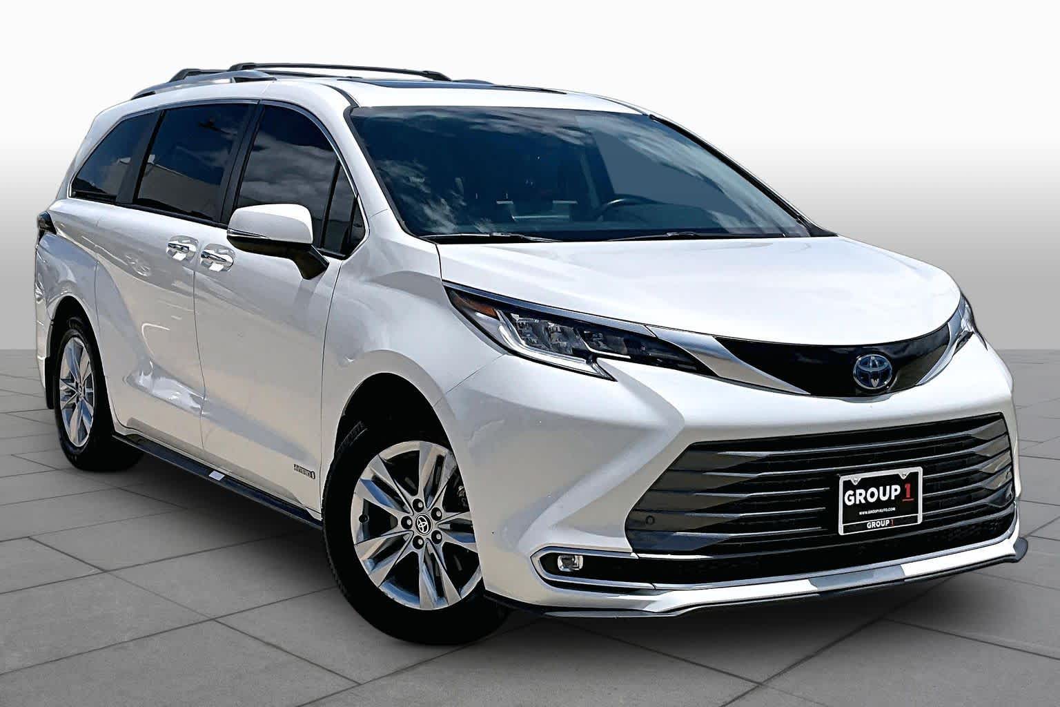 2021 Toyota Sienna Limited Blizzard Pearl at Group 1 Toyota Southwest
