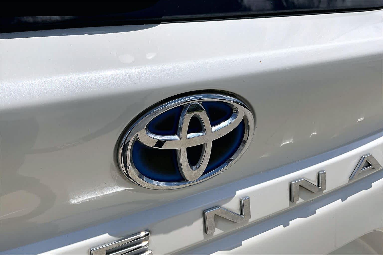 2021 Toyota Sienna Limited Blizzard Pearl at Group 1 Toyota Southwest
