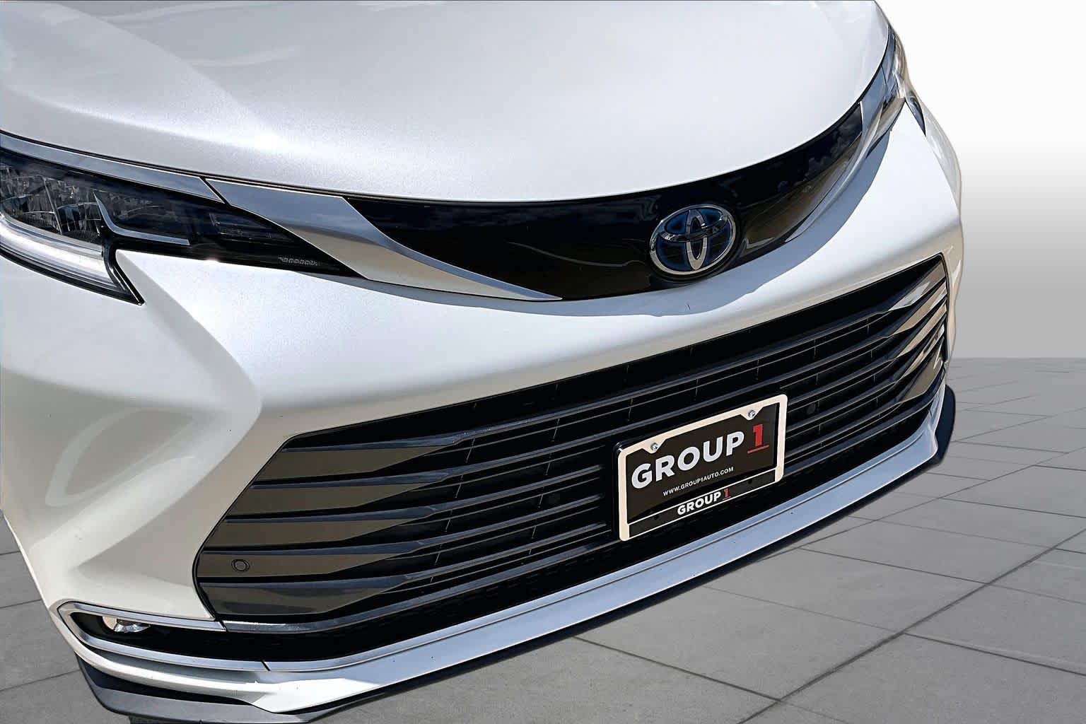 2021 Toyota Sienna Limited Blizzard Pearl at Group 1 Toyota Southwest