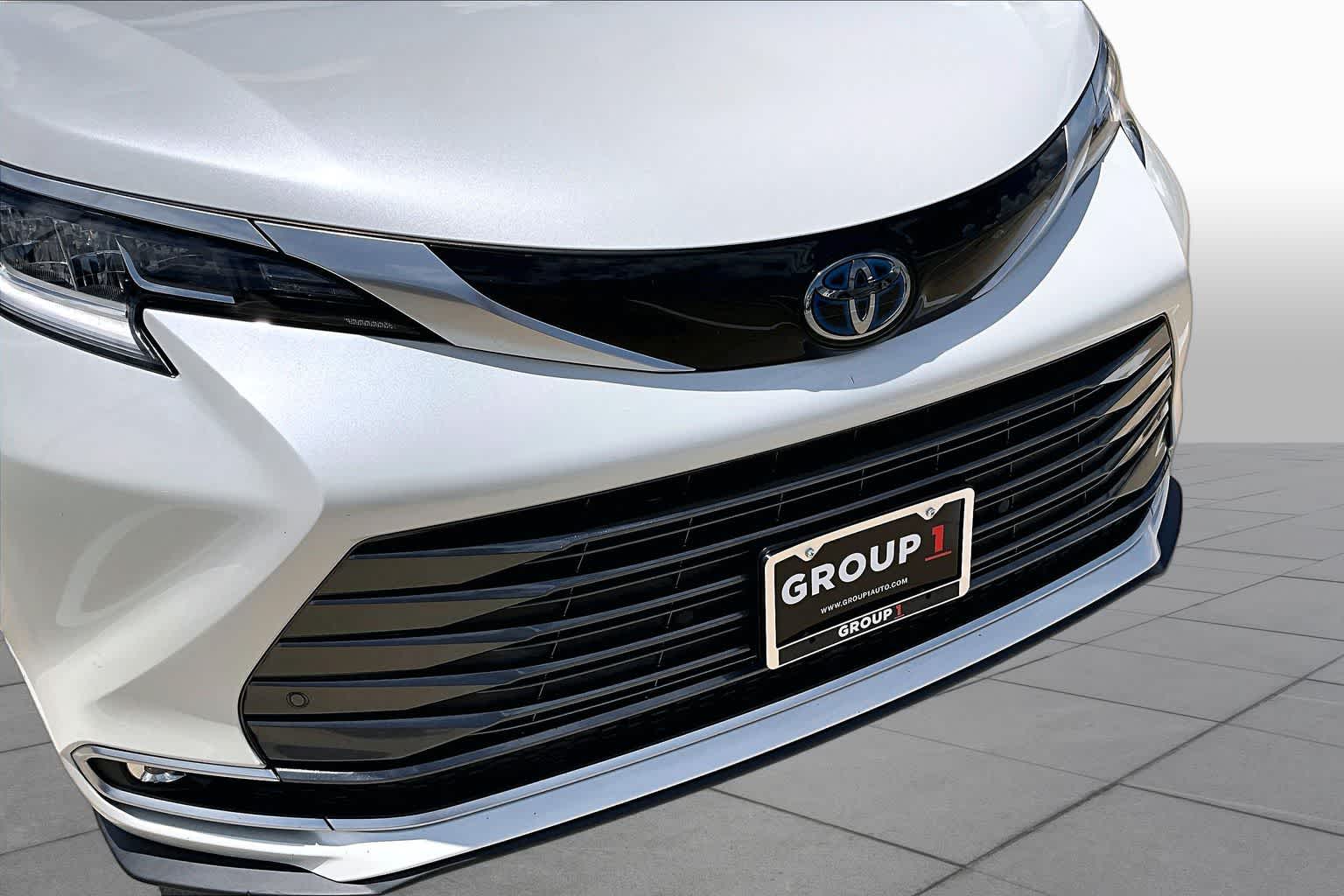 2021 Toyota Sienna Limited Blizzard Pearl at Group 1 Toyota Southwest