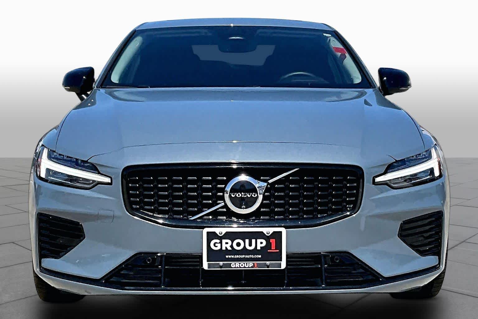 2024 Volvo S60 Recharge Plug-In Hybrid Ultimate Dark Theme - 3