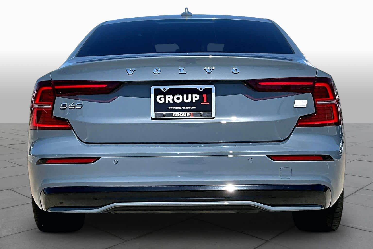 2024 Volvo S60 Recharge Plug-In Hybrid Ultimate Dark Theme - 4