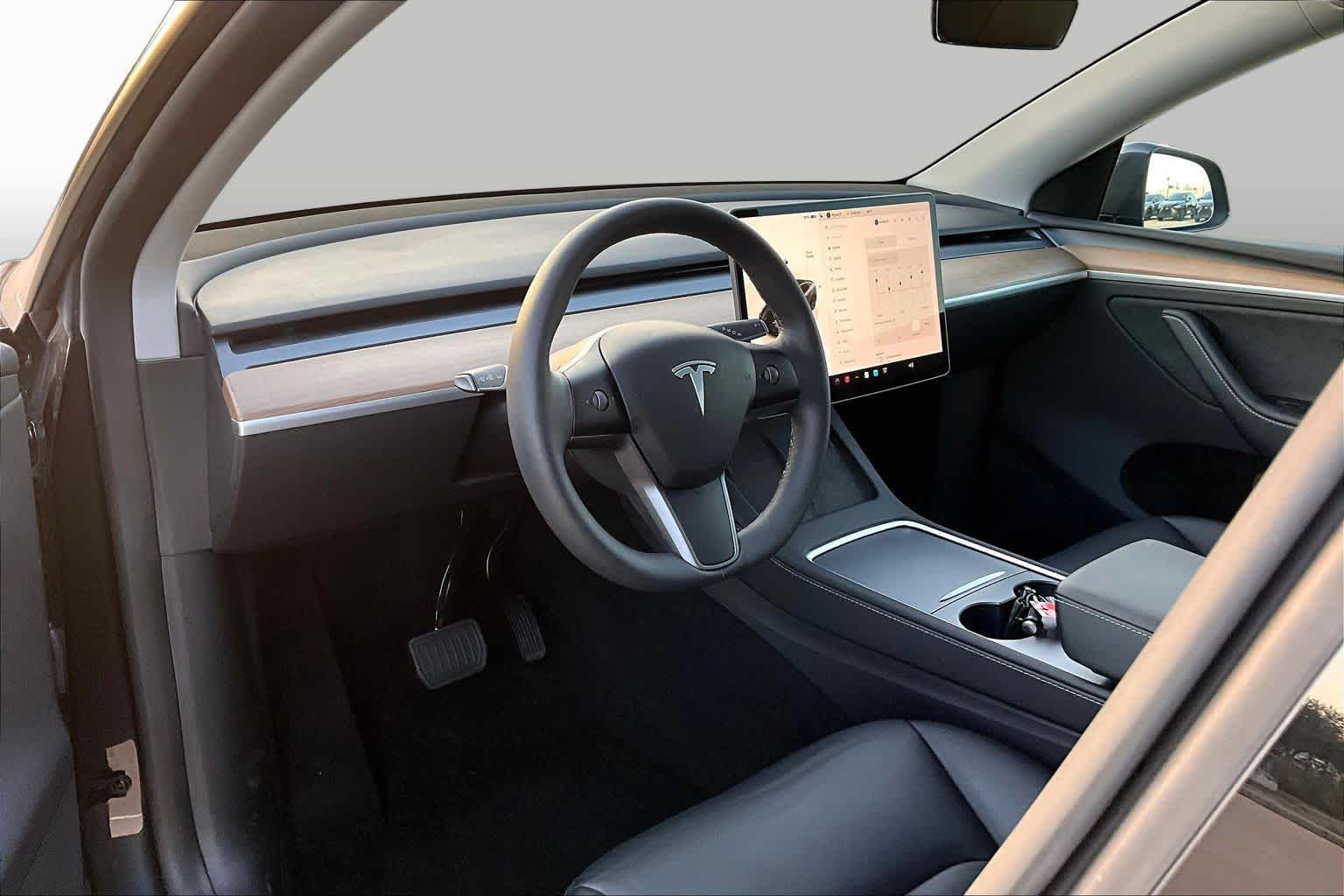 2025 Tesla Model Y photo 15 of 29