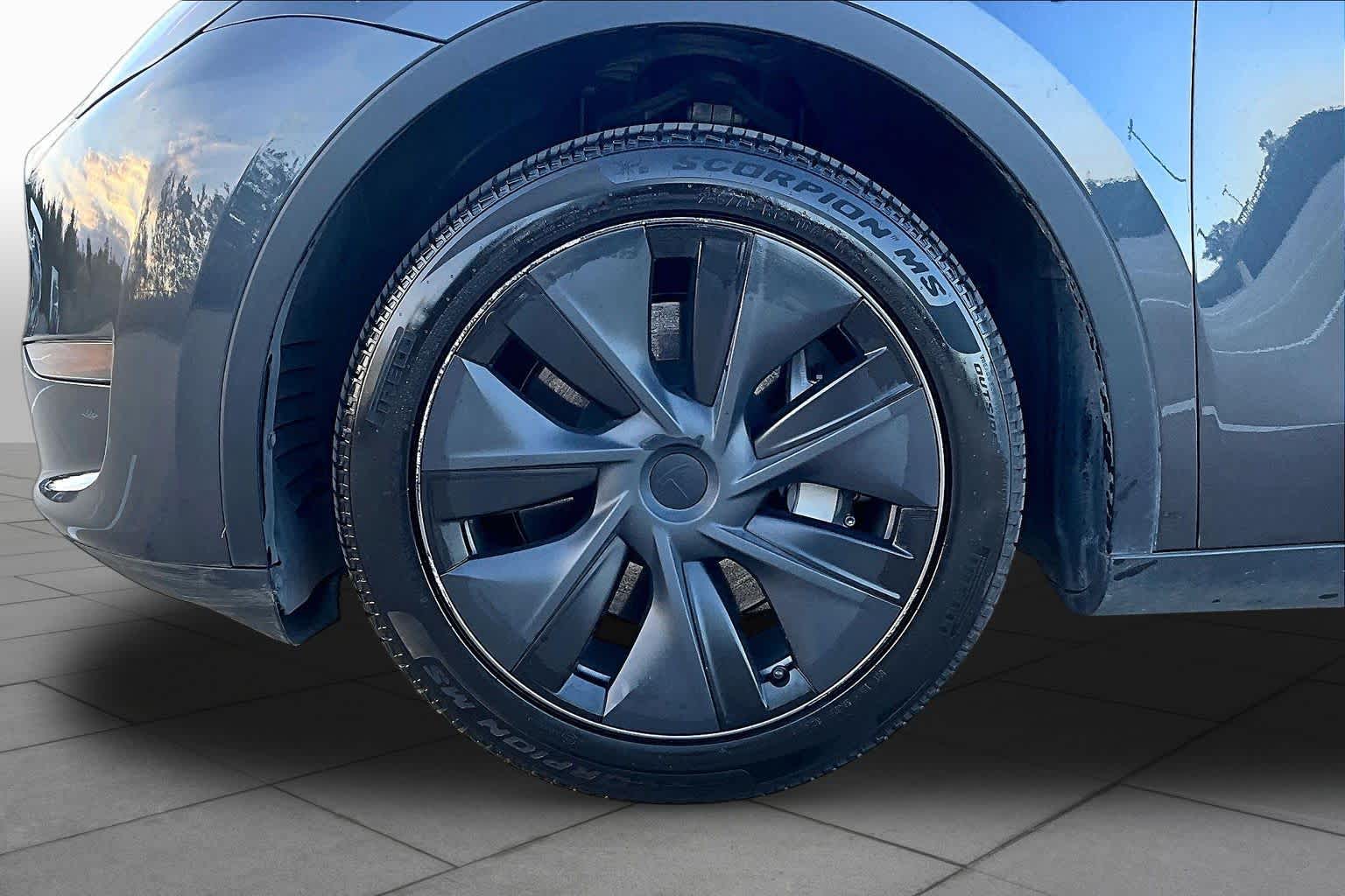 2025 Tesla Model Y photo 9 of 29