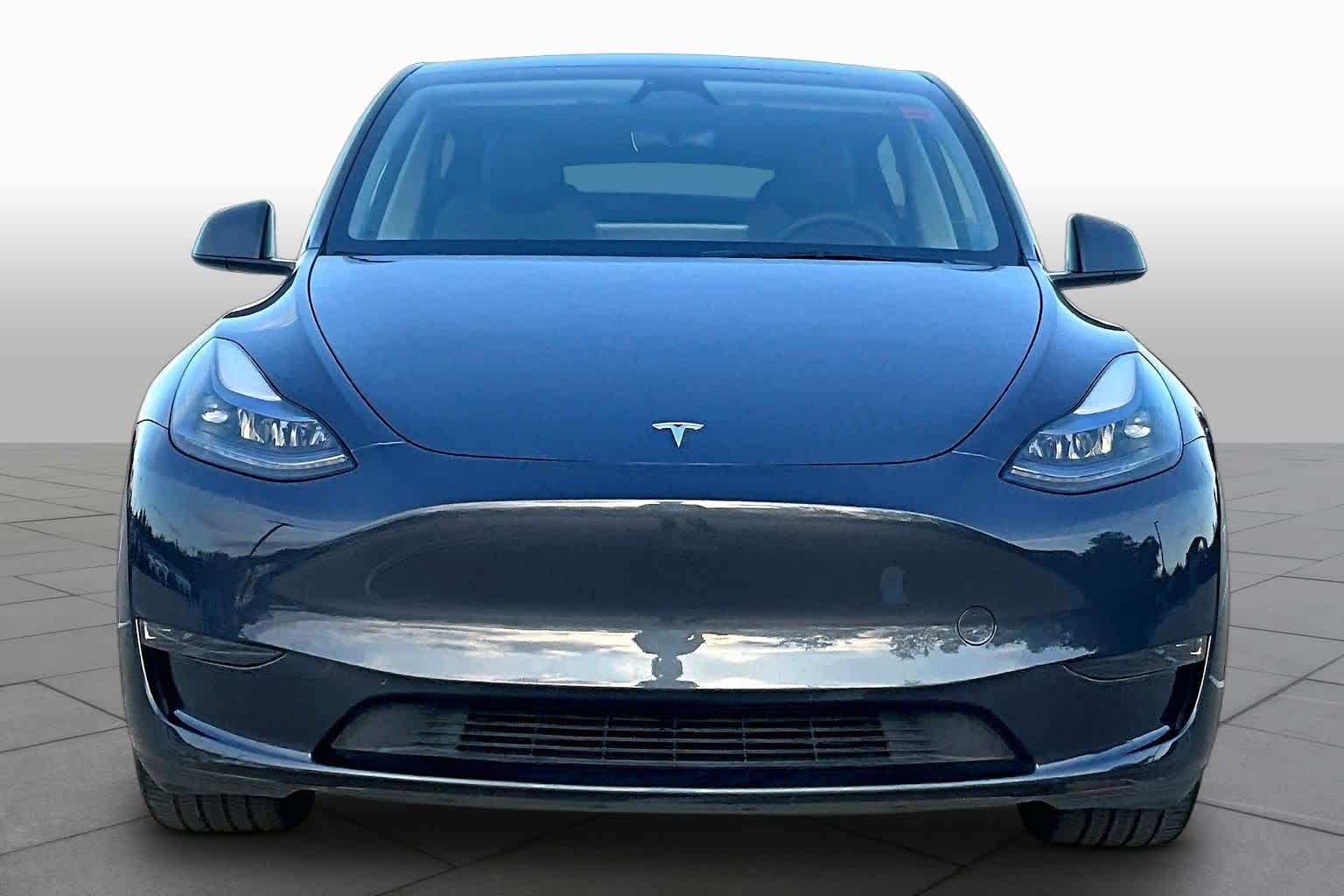 2025 Tesla Model Y photo 3 of 29