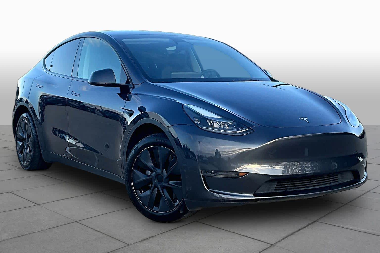 2025 Tesla Model Y photo 2 of 29