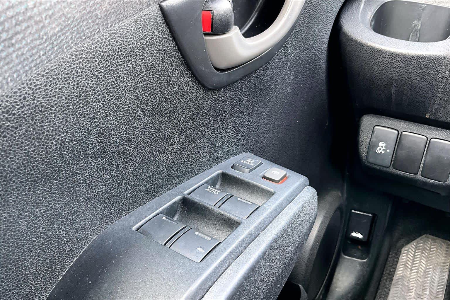 2013 Honda Fit photo 31 of 32