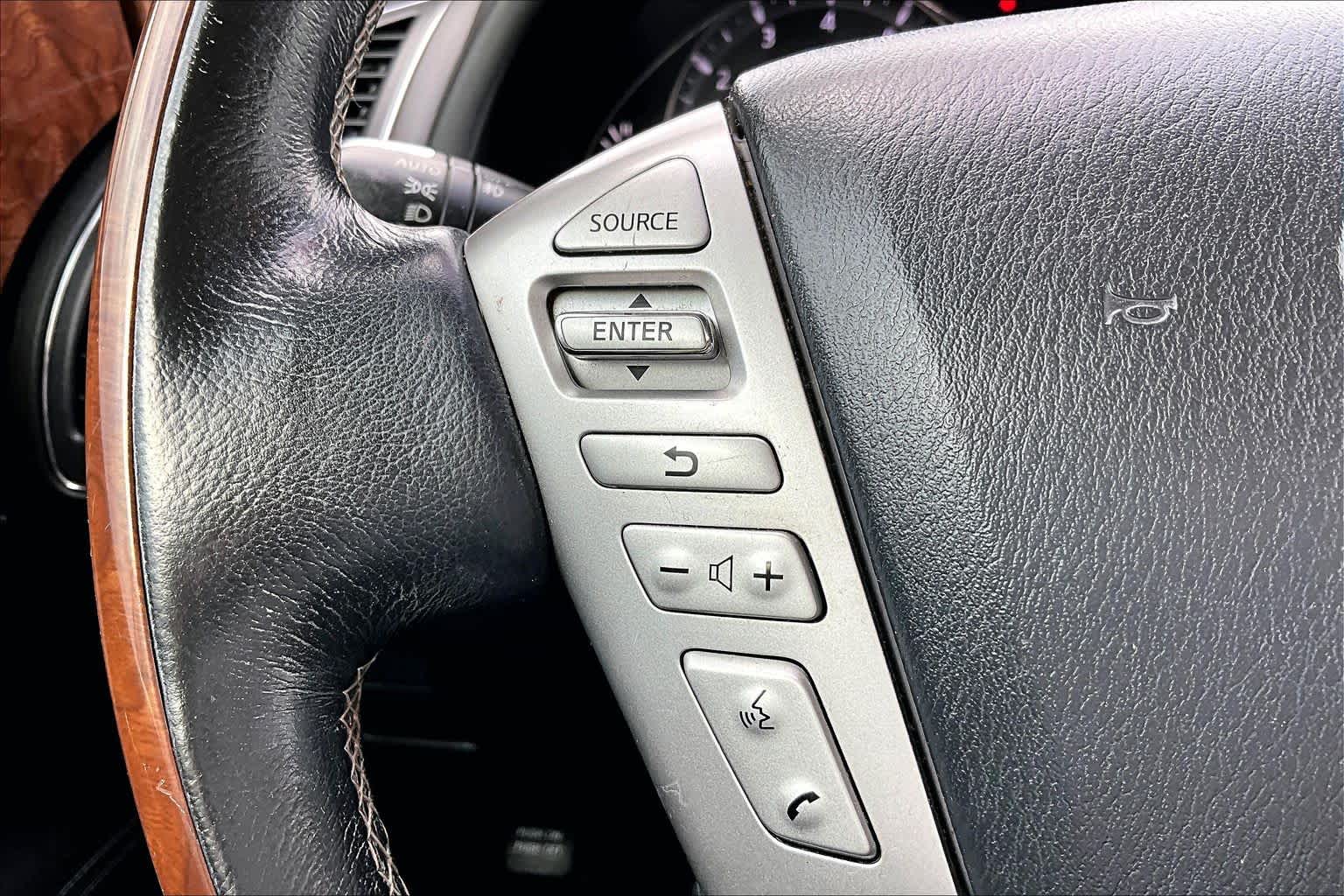 2018 INFINITI QX80 photo 24 of 37