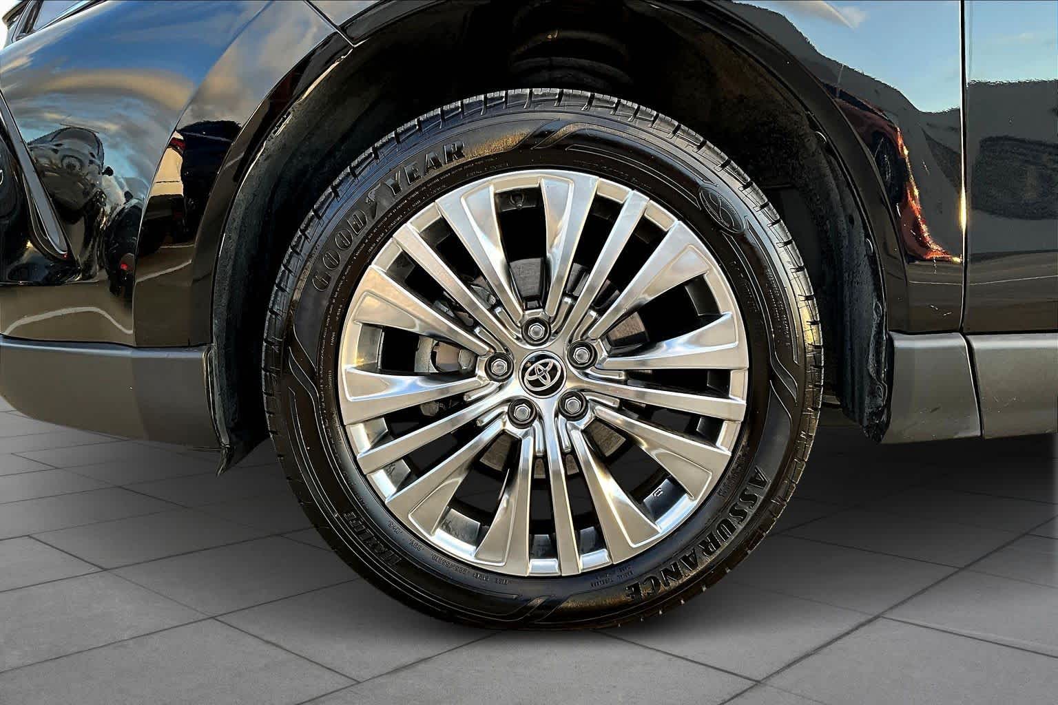 2021 Toyota Venza XLE - 8