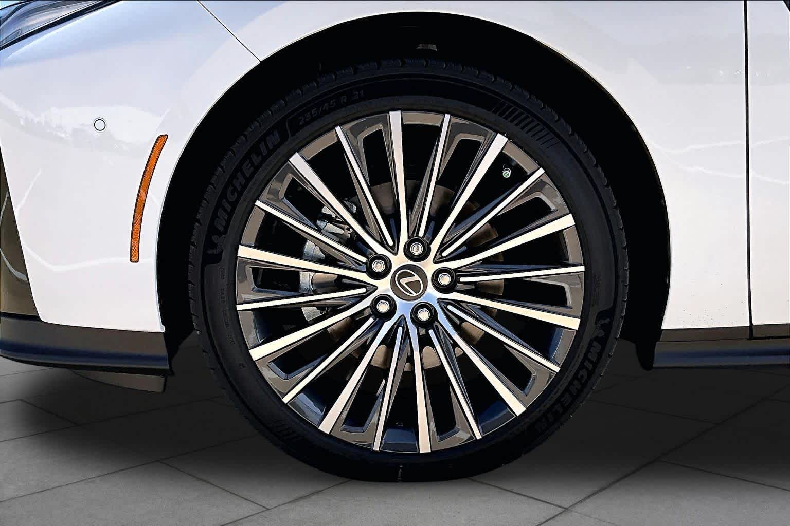 2026 Lexus ES 350e Luxury - 10