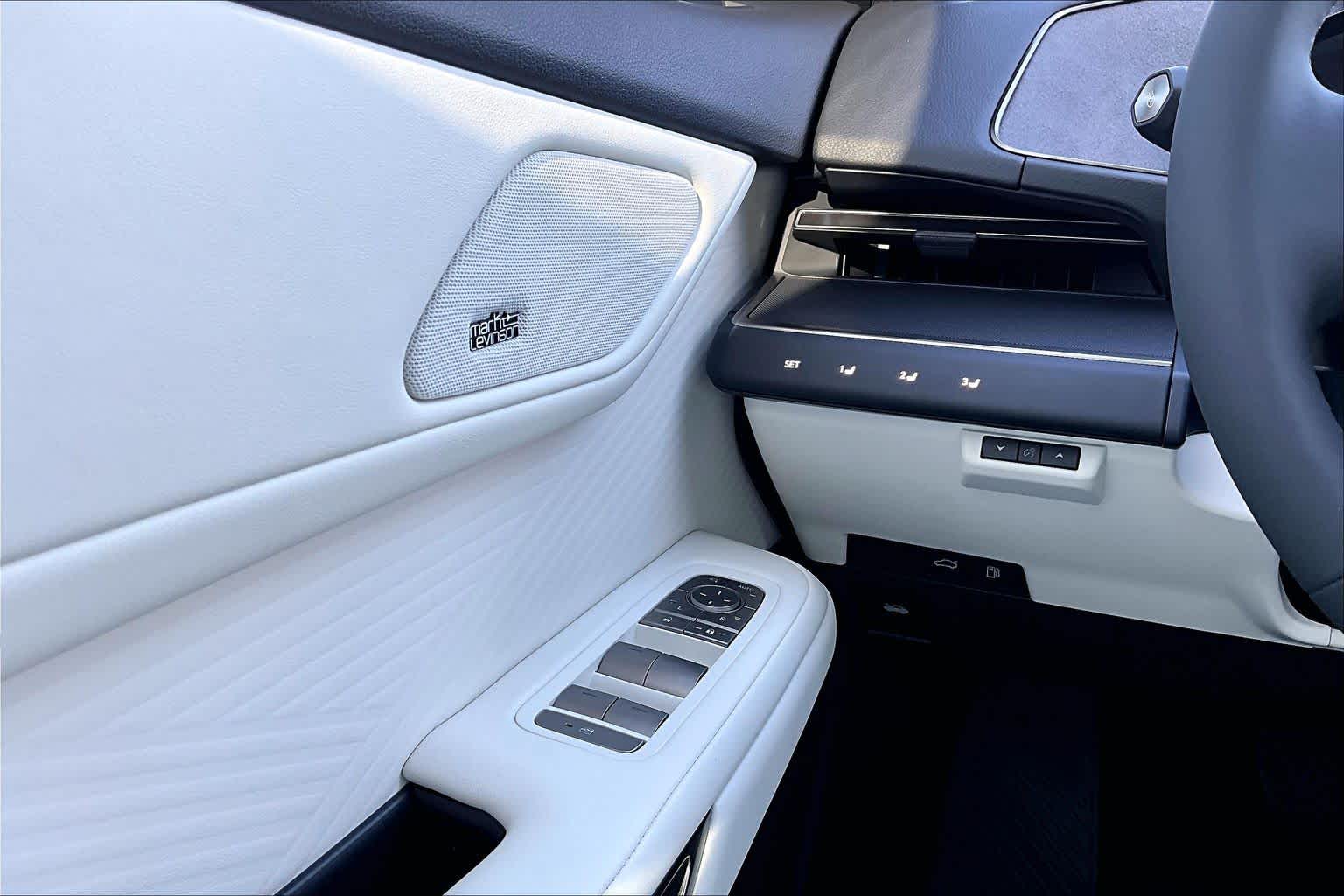 2026 Lexus ES 350h photo 20 of 22