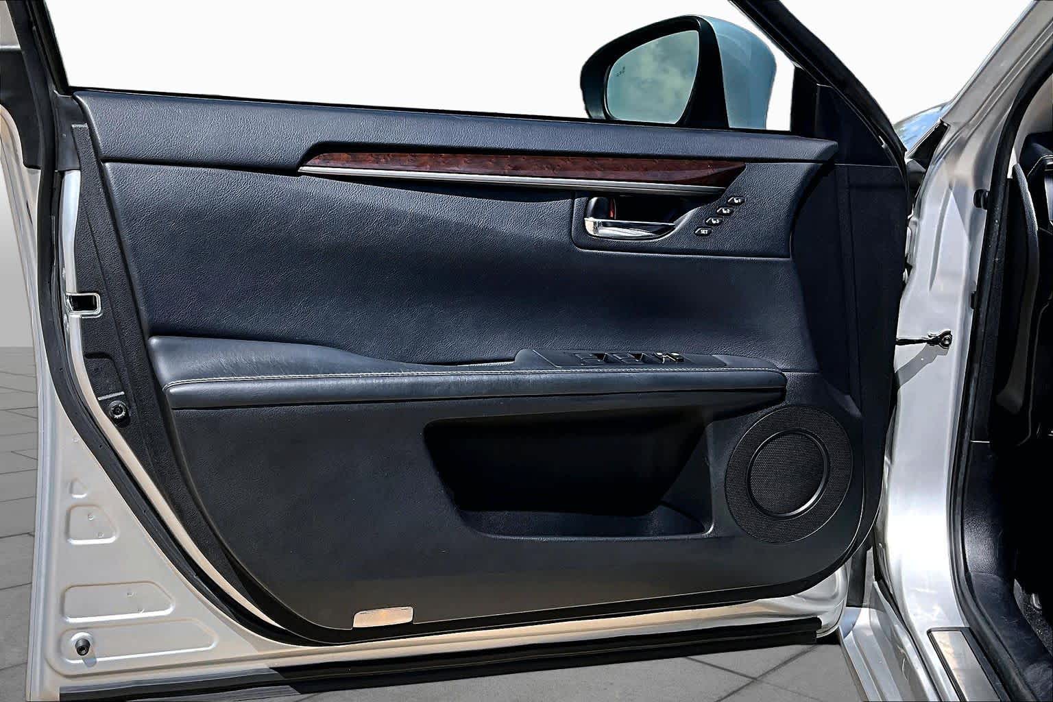 2014 Lexus ES 350 photo 22 of 37