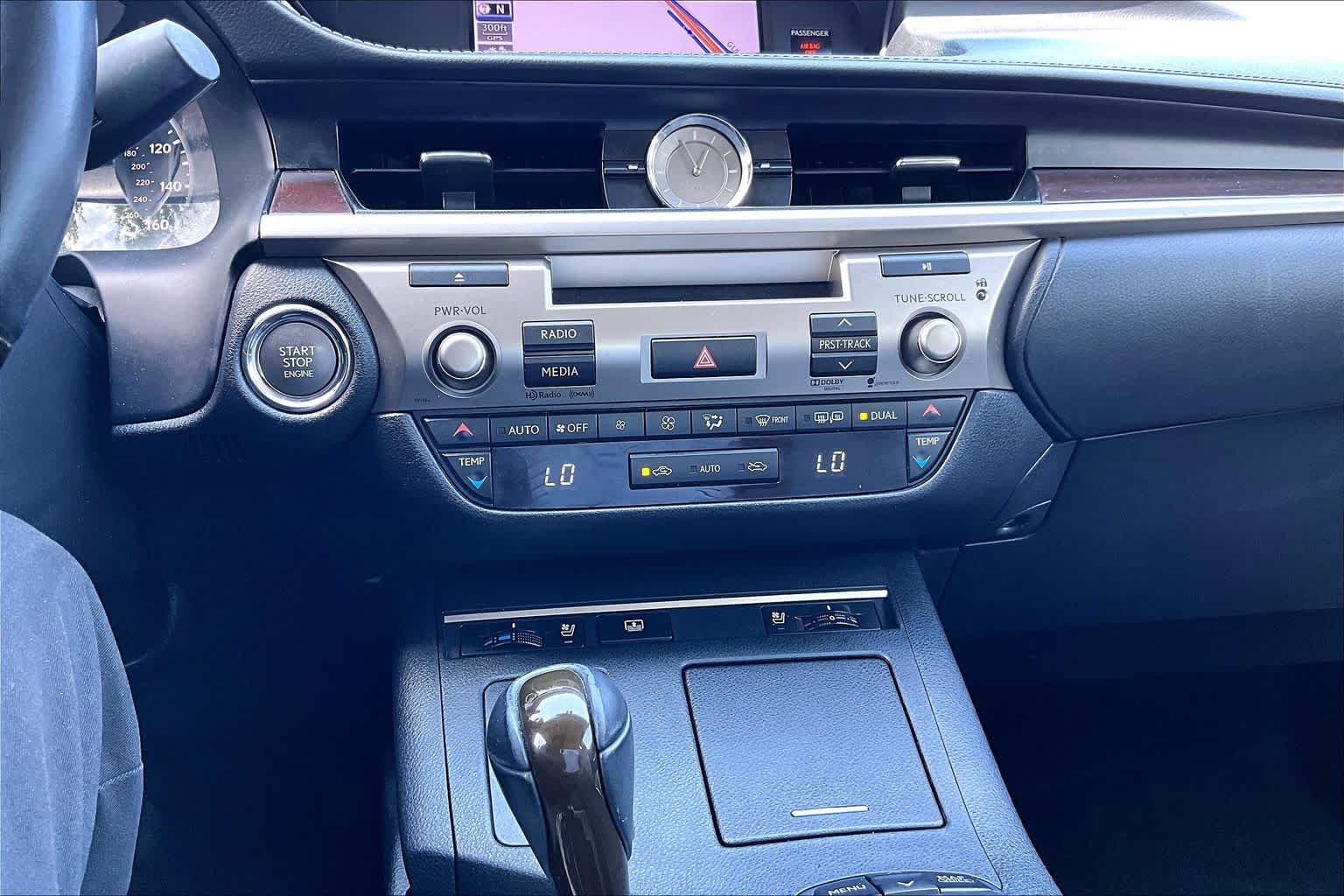 2014 Lexus ES 350 photo 34 of 37