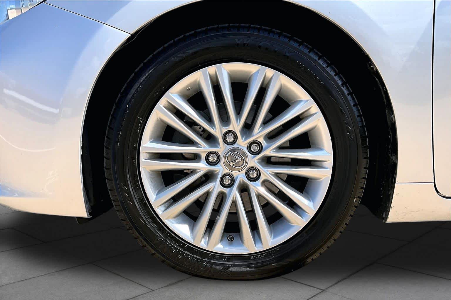 2014 Lexus ES 350 photo 11 of 37