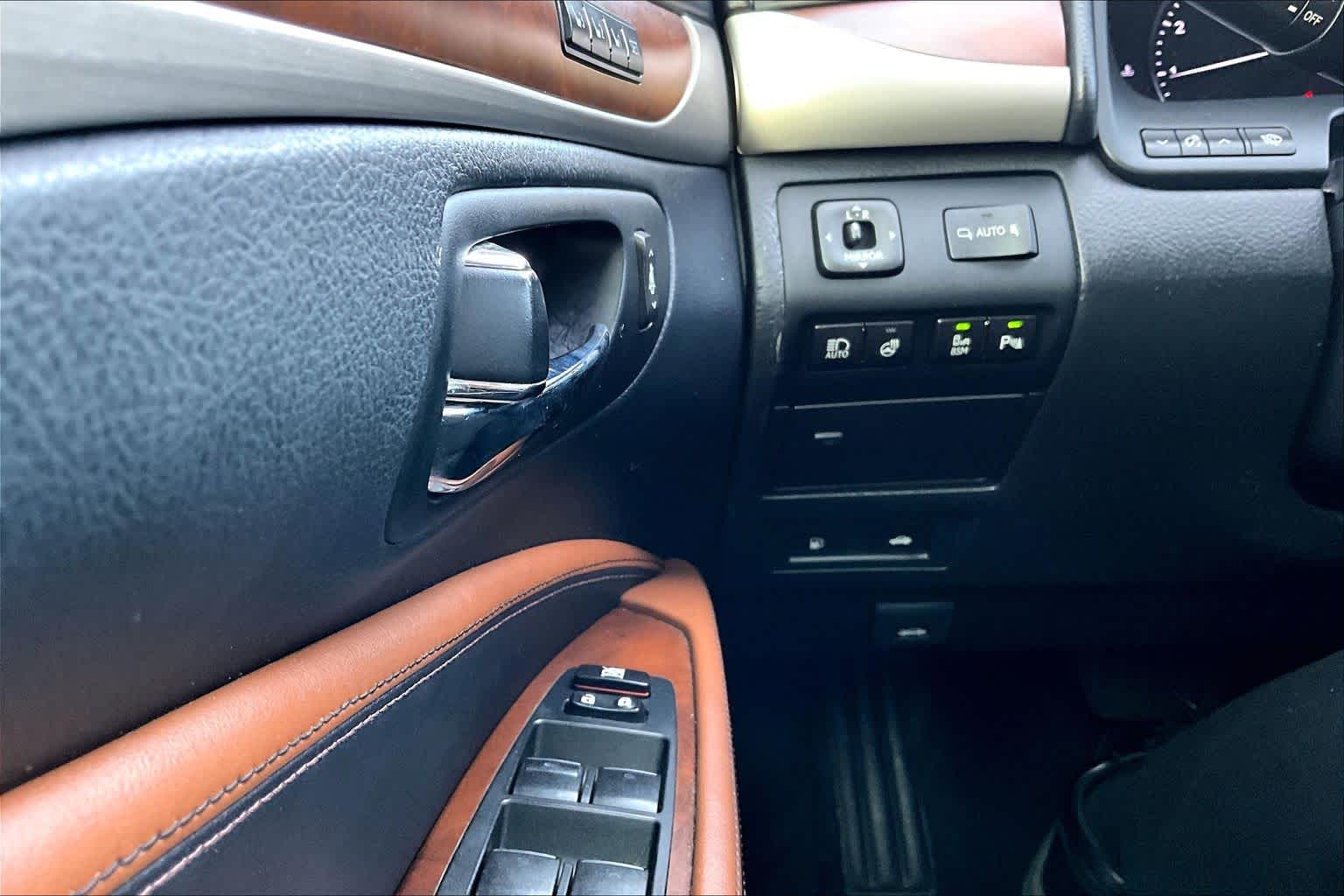 2013 Lexus LS 460 photo 34 of 35