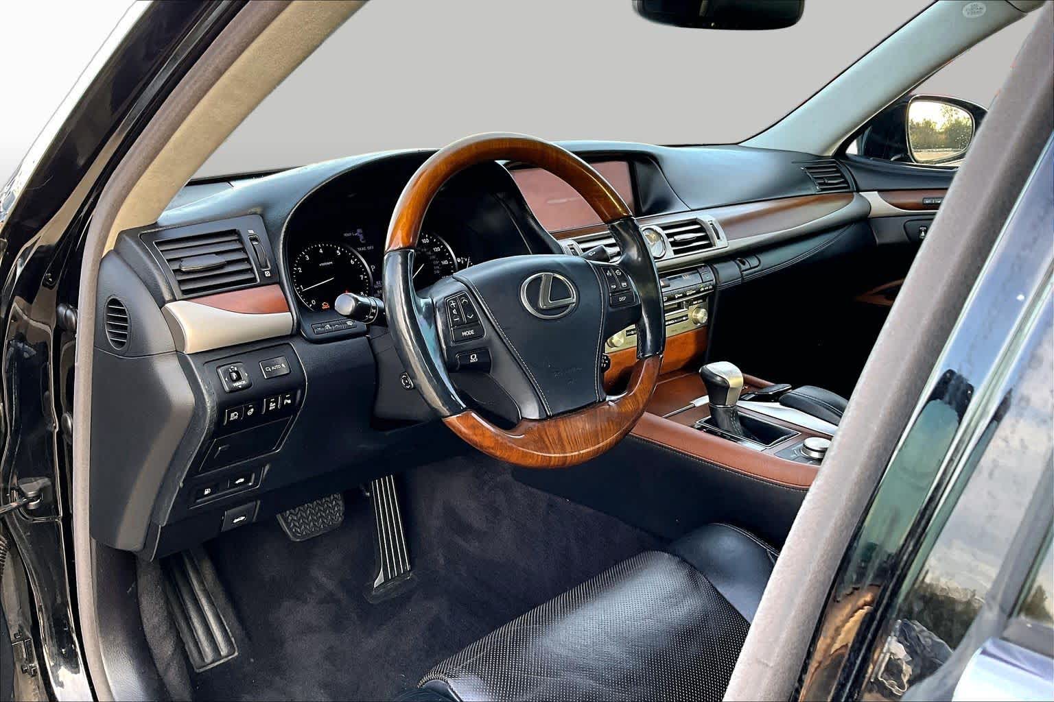 2013 Lexus LS 460 photo 17 of 35