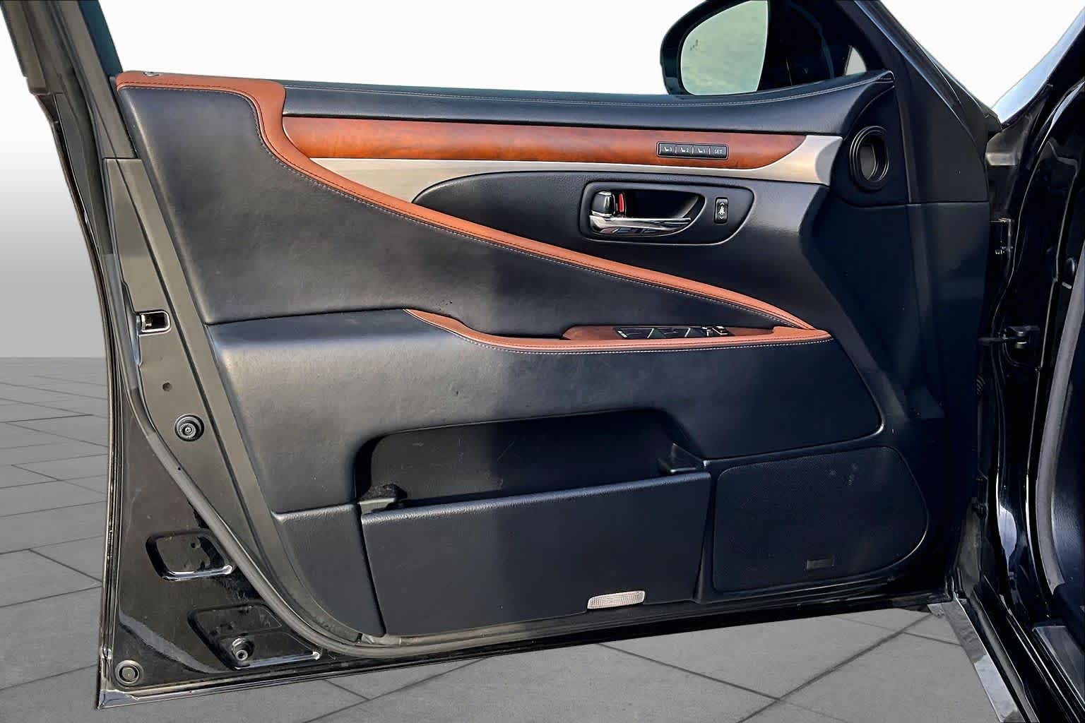 2013 Lexus LS 460 photo 21 of 35