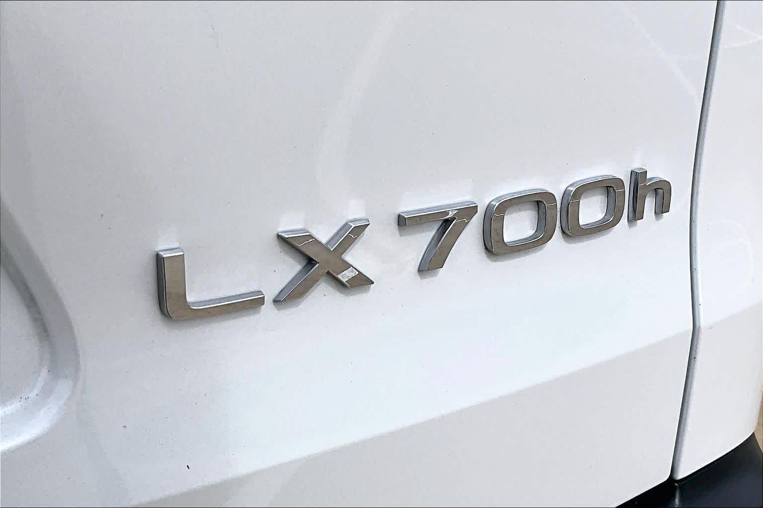 2025 Lexus LX 700h Luxury - 9