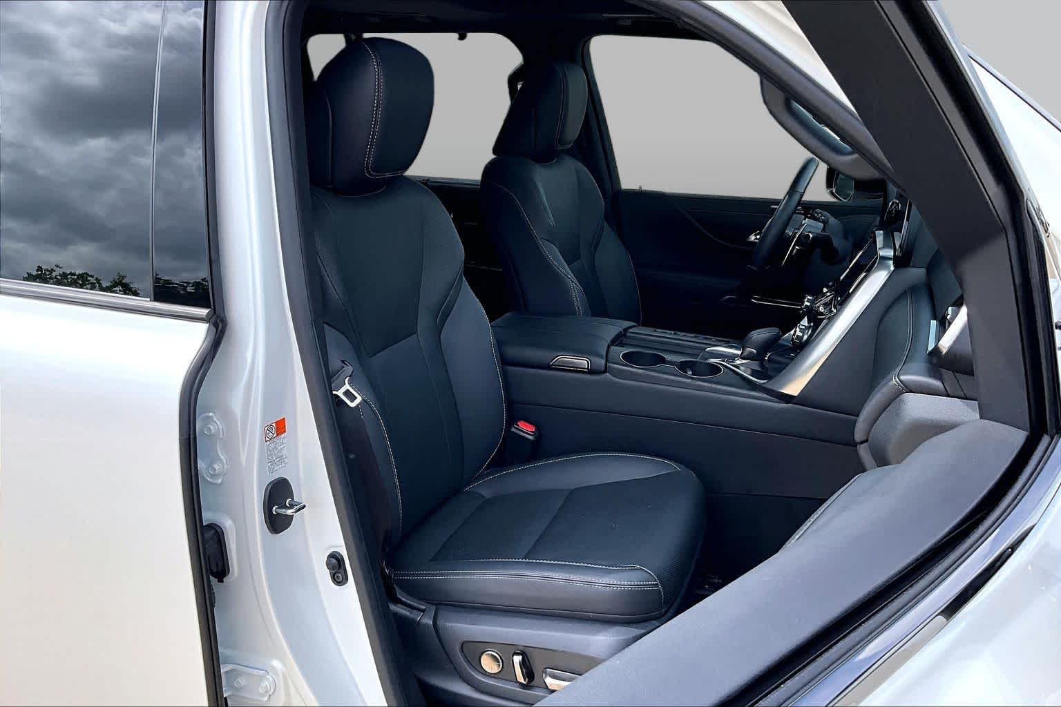 2025 Lexus LX 700h Luxury - 8