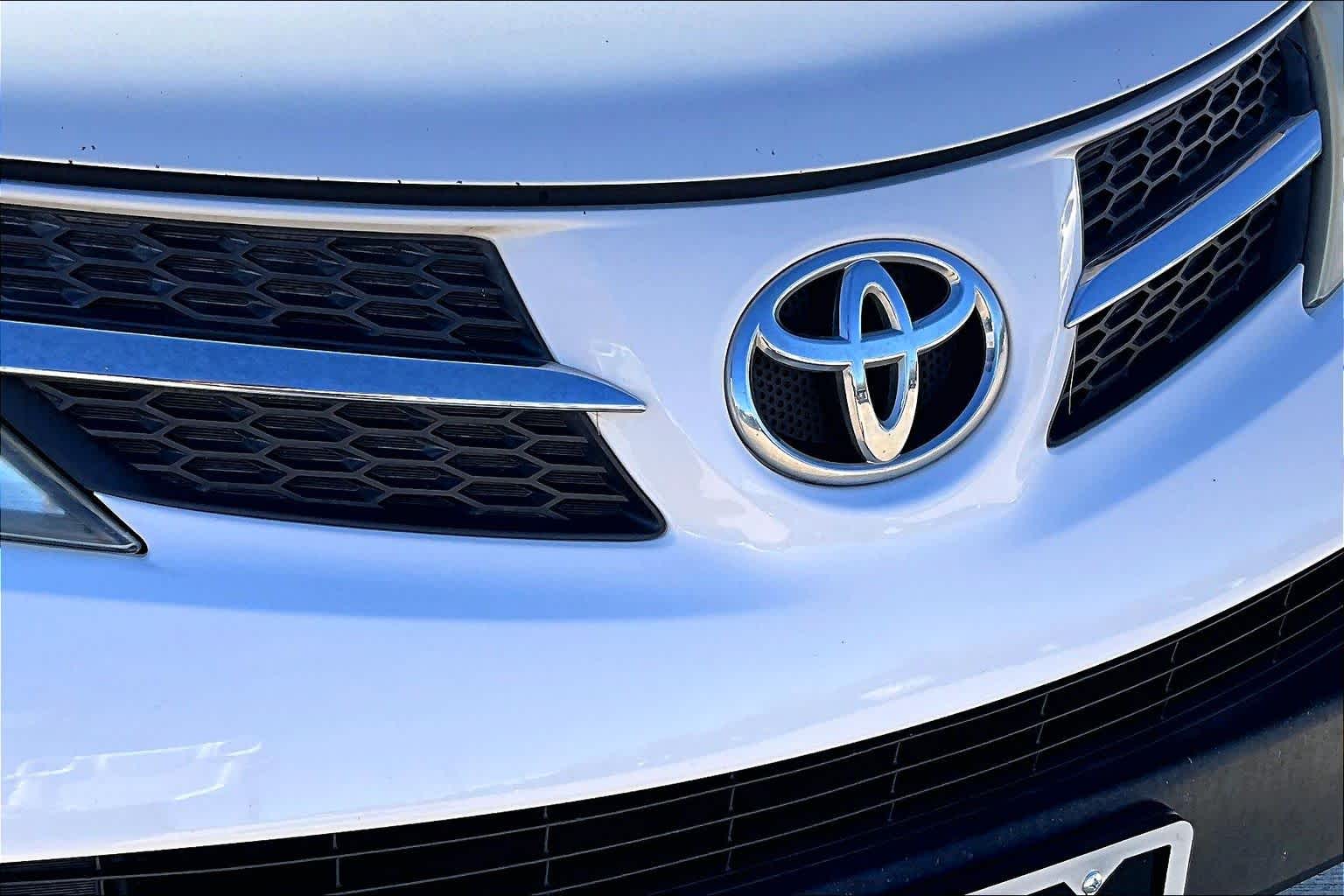 2013 Toyota RAV4 XLE Super White at Lexus Southwest Houston