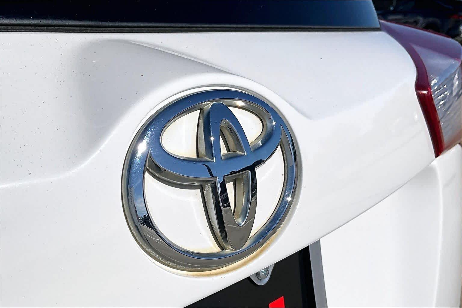 2013 Toyota RAV4 XLE Super White at Lexus Southwest Houston