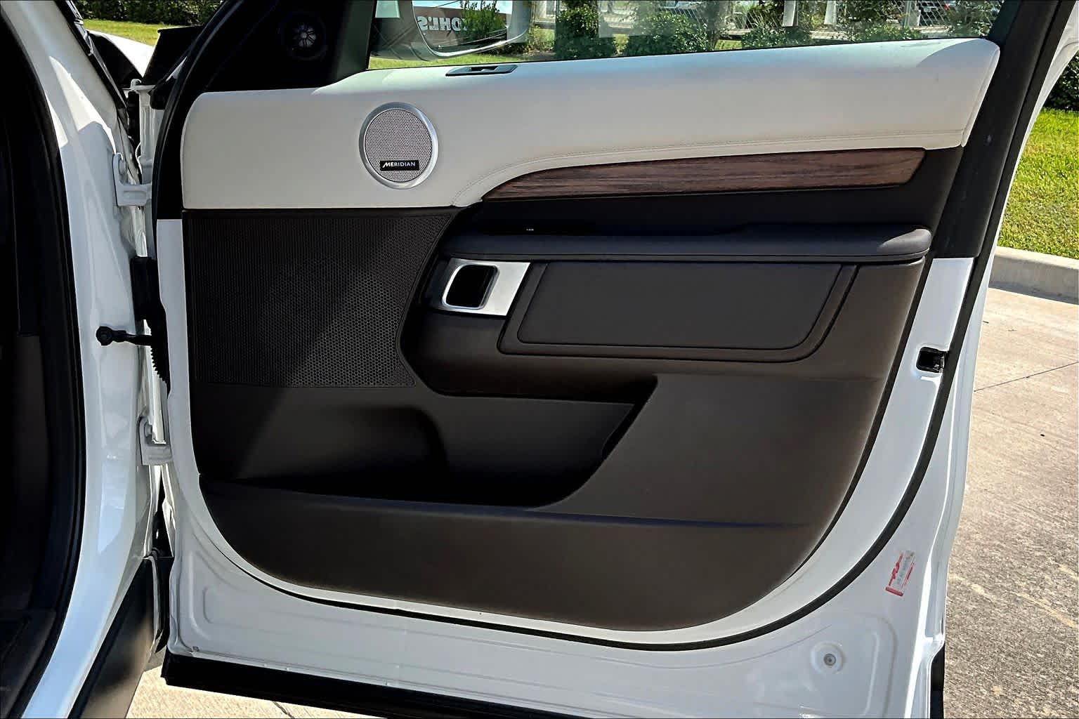 2017 Land Rover Discovery HSE Fuji White at Texan GMC Buick