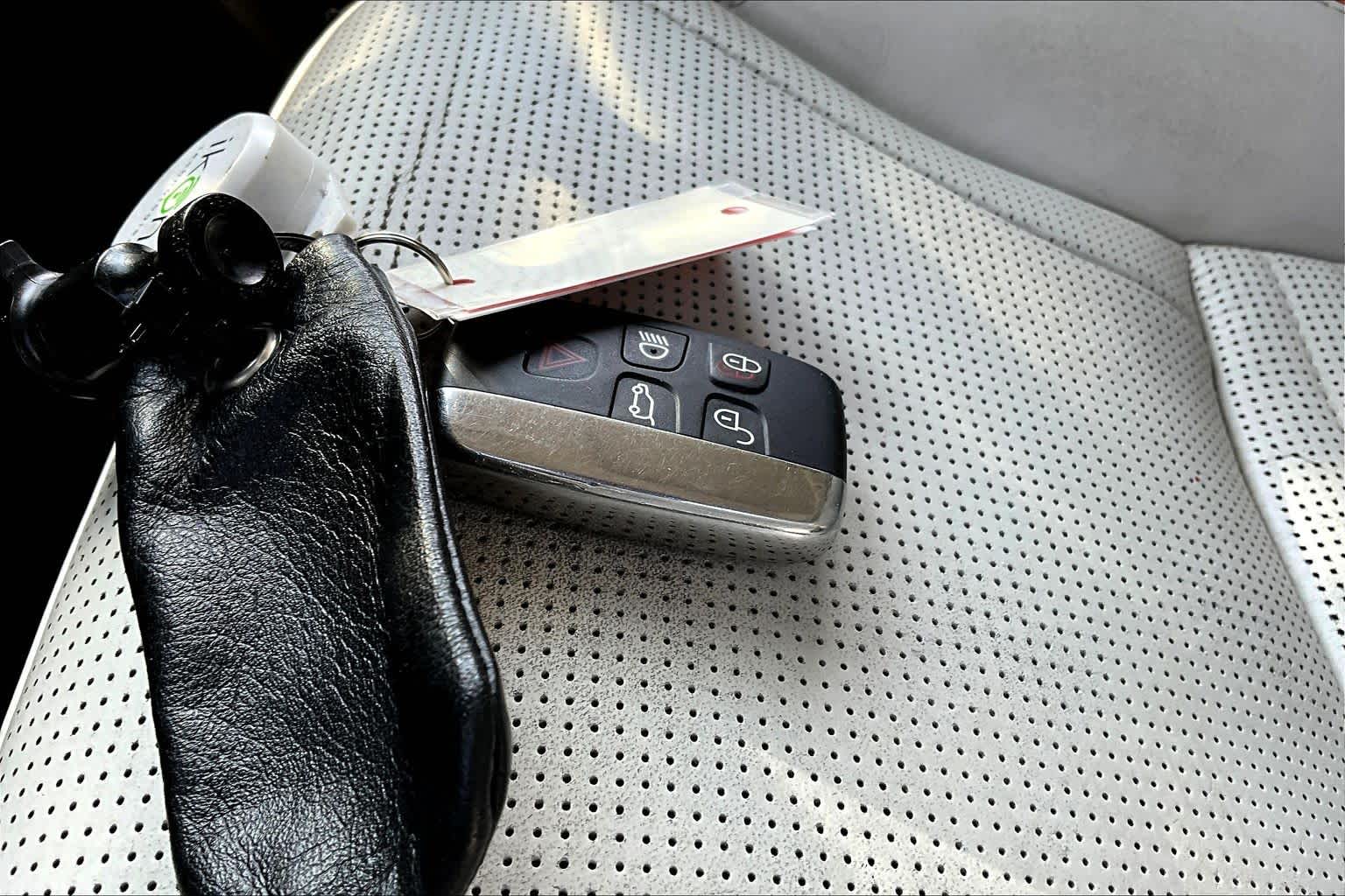 2017 Land Rover Discovery HSE Fuji White at Texan GMC Buick