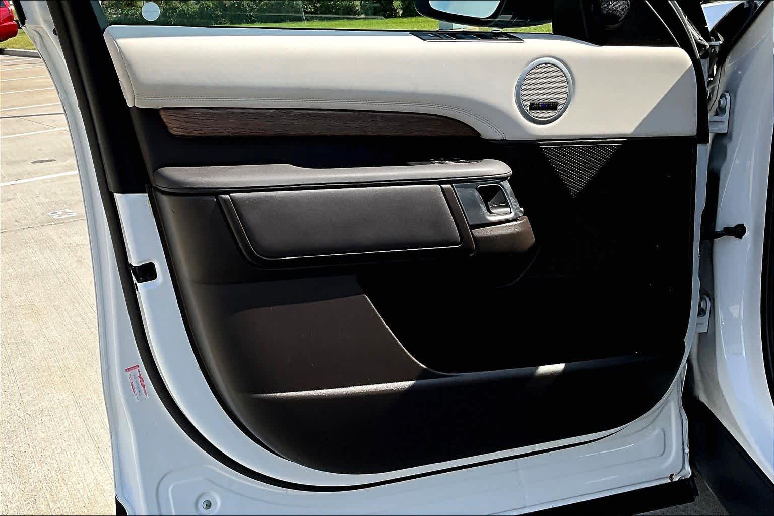 2017 Land Rover Discovery HSE Fuji White at Texan GMC Buick