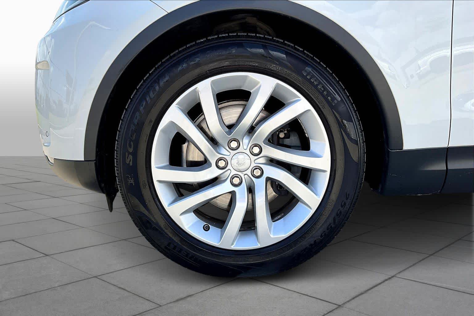 2017 Land Rover Discovery HSE Fuji White at Texan GMC Buick