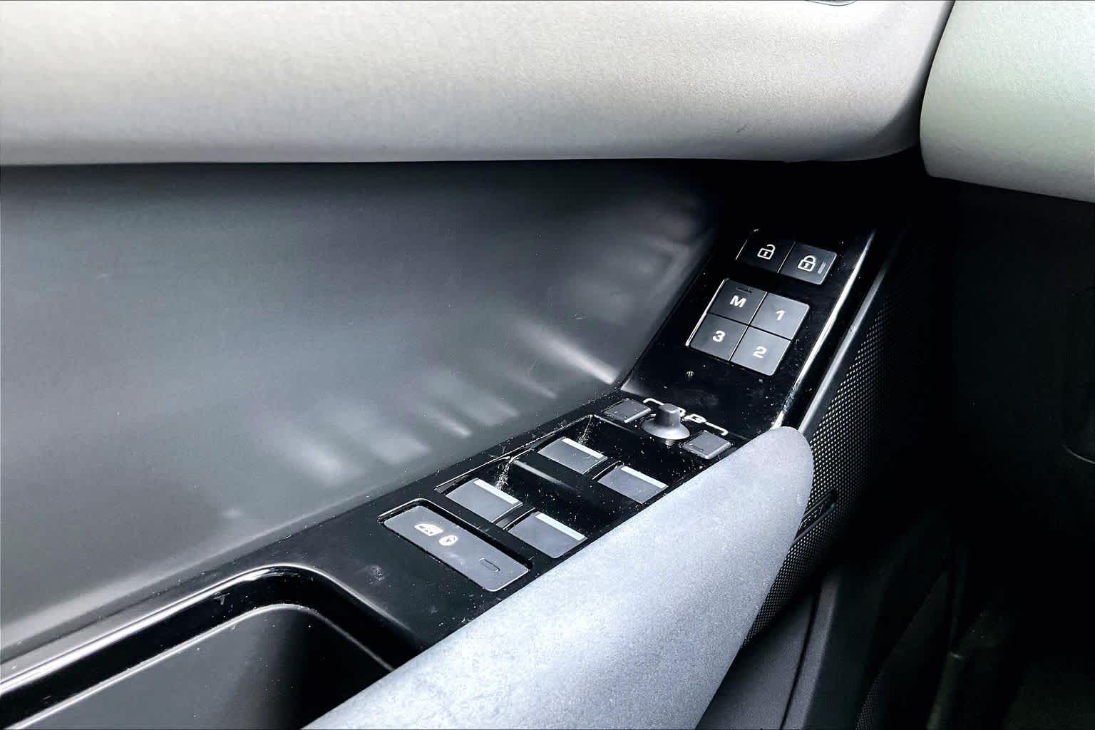 2024 Land Rover Range Rover Velar photo 32 of 34