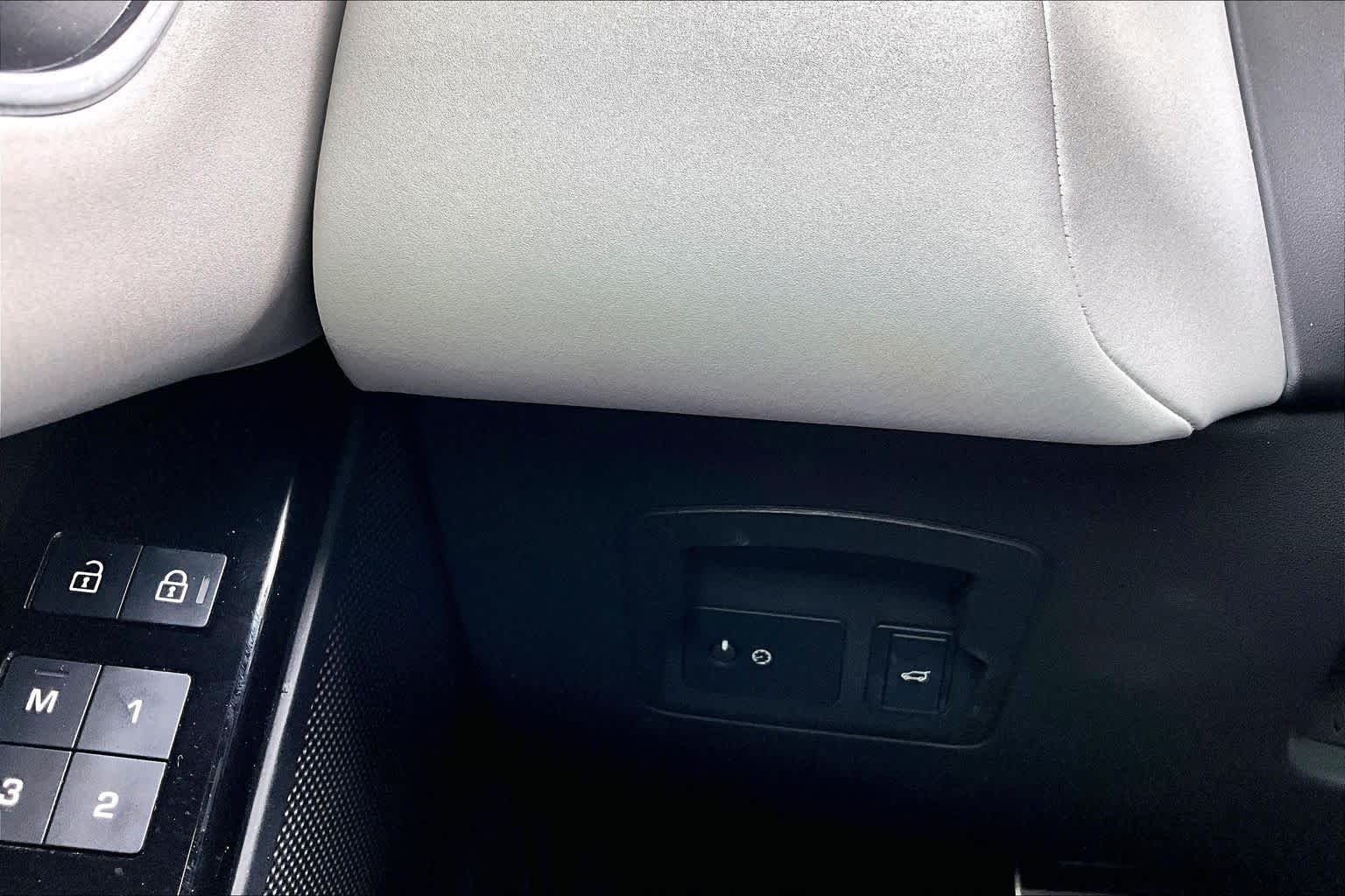 2024 Land Rover Range Rover Velar photo 33 of 34