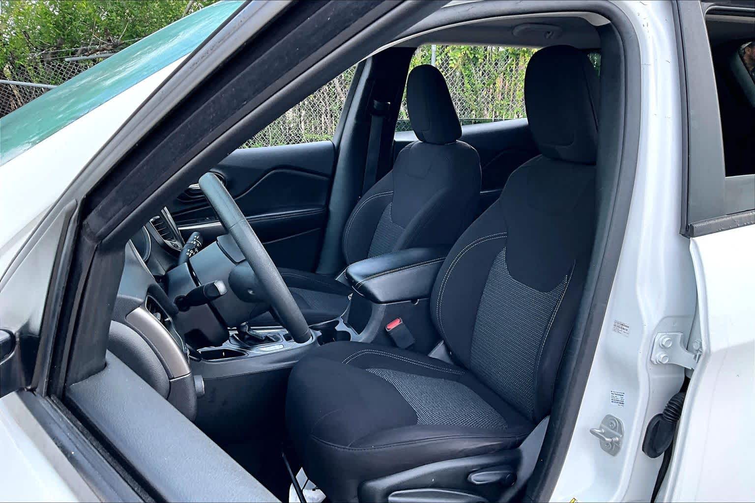 2020 Jeep Cherokee Latitude Bright White Clearcoat at Baytown Ford