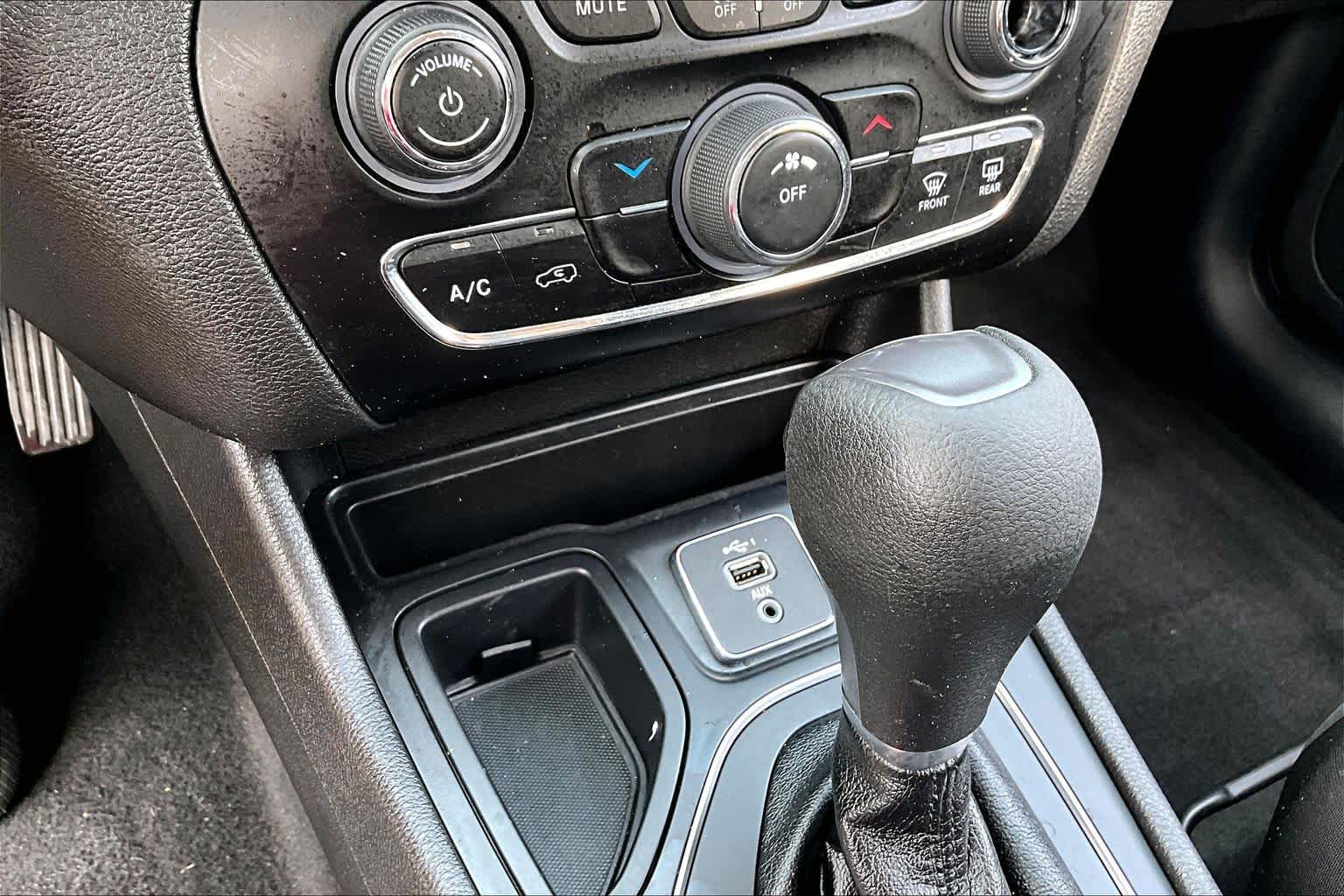 2020 Jeep Cherokee Latitude Bright White Clearcoat at Baytown Ford