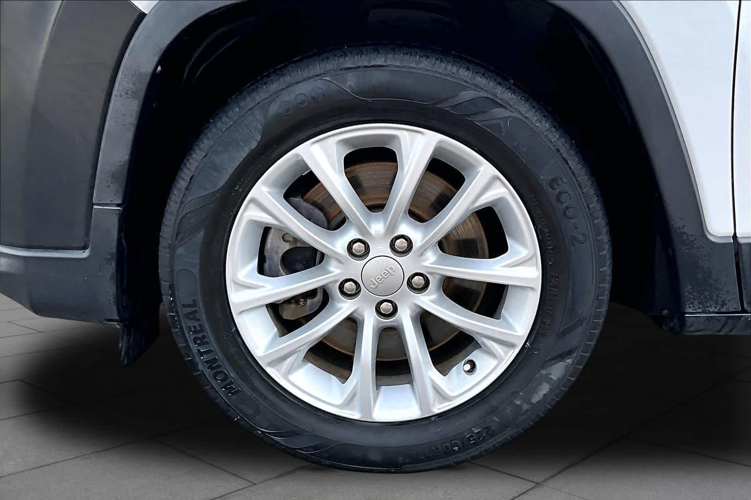 2020 Jeep Cherokee Latitude Bright White Clearcoat at Baytown Ford