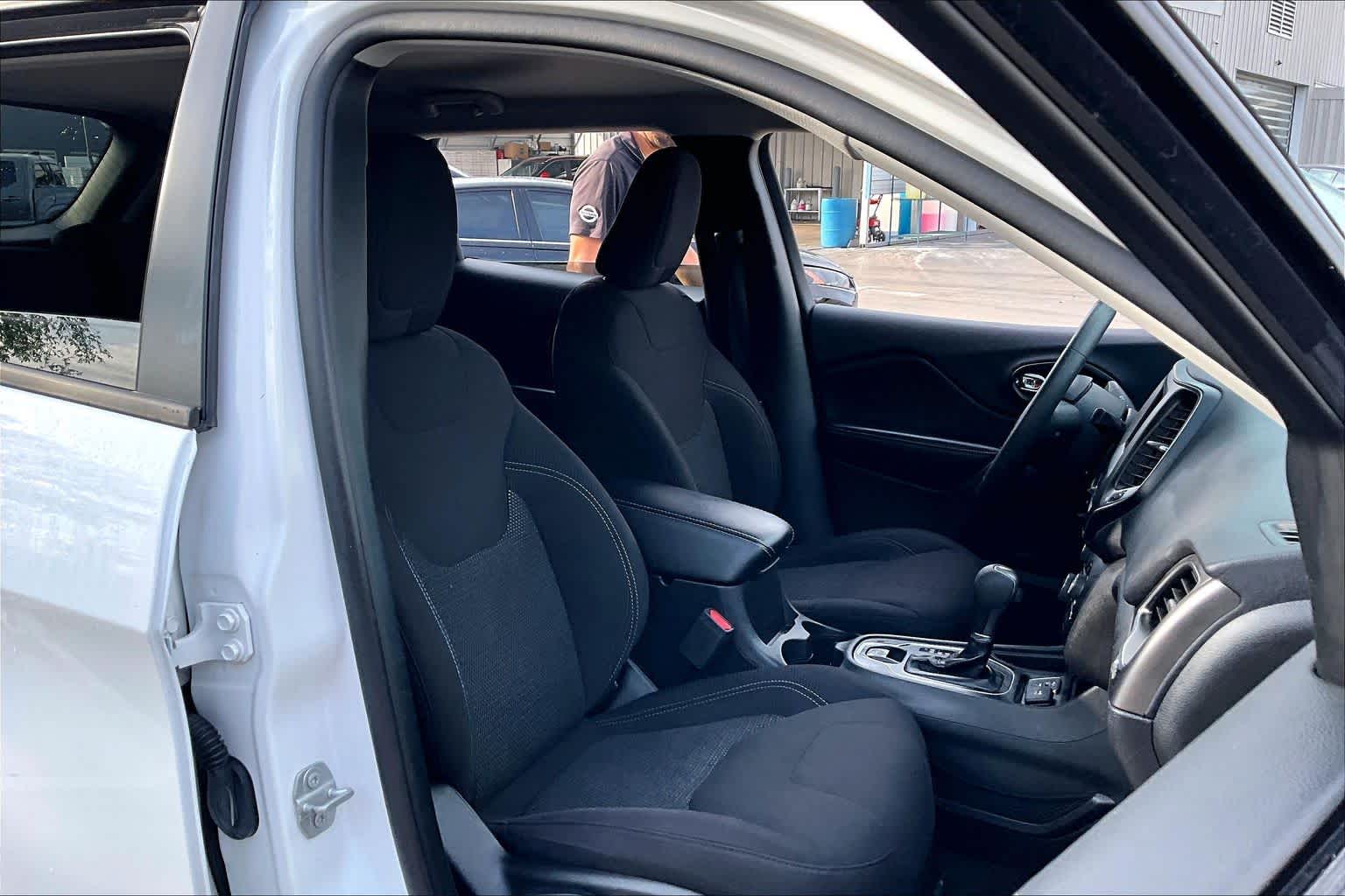 2020 Jeep Cherokee Latitude Bright White Clearcoat at Baytown Ford