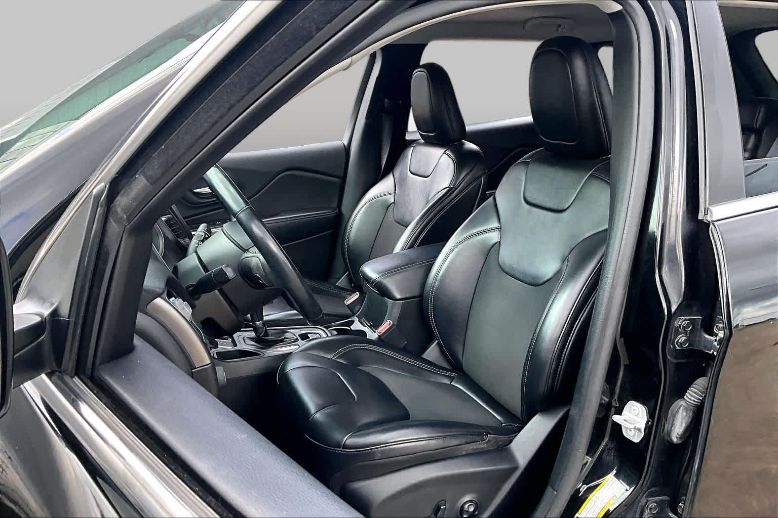 2019 Jeep Cherokee Latitude Plus Diamond Black Crystal Pearlcoat at AutoNation USA Katy