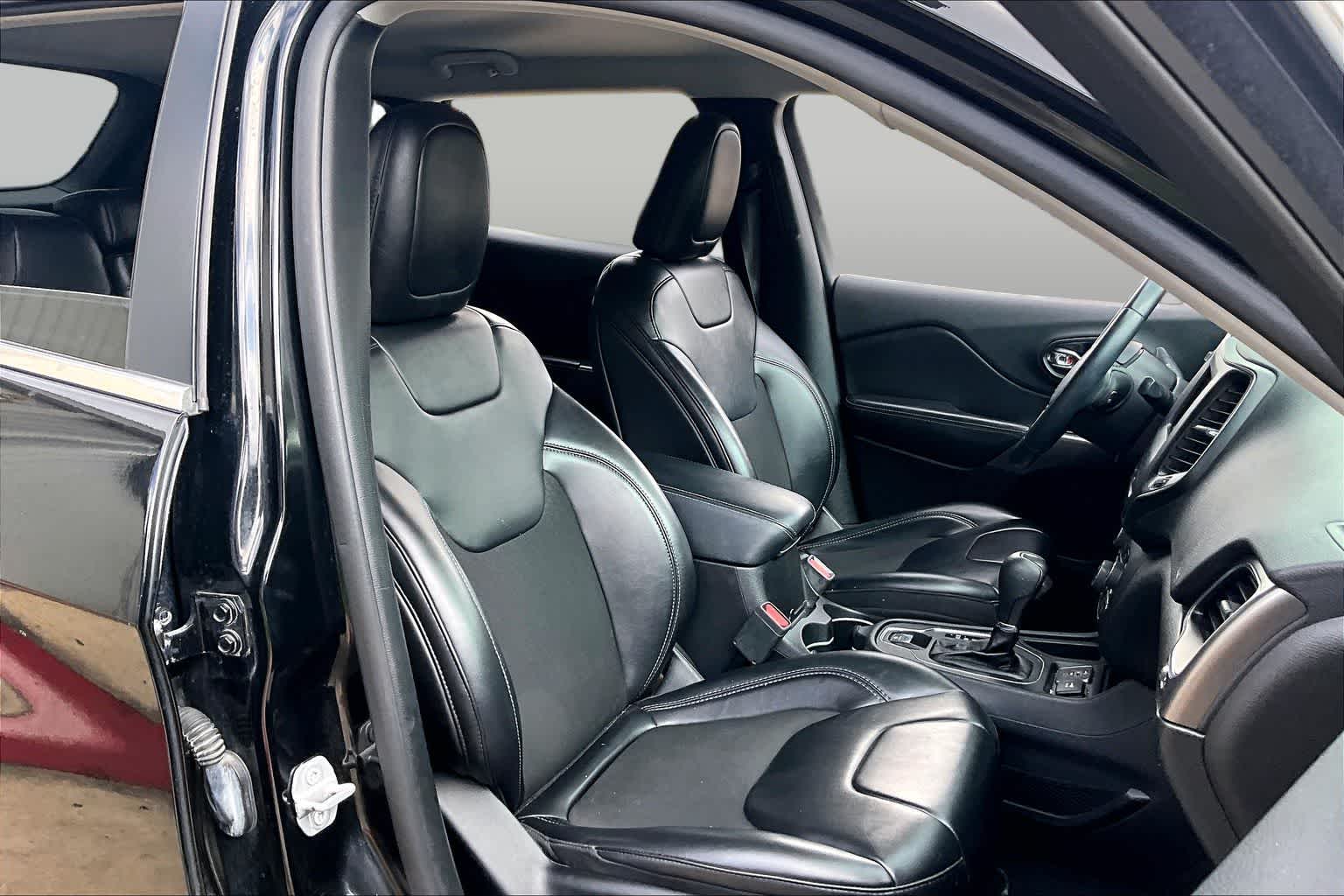 2019 Jeep Cherokee Latitude Plus Diamond Black Crystal Pearlcoat at AutoNation USA Katy